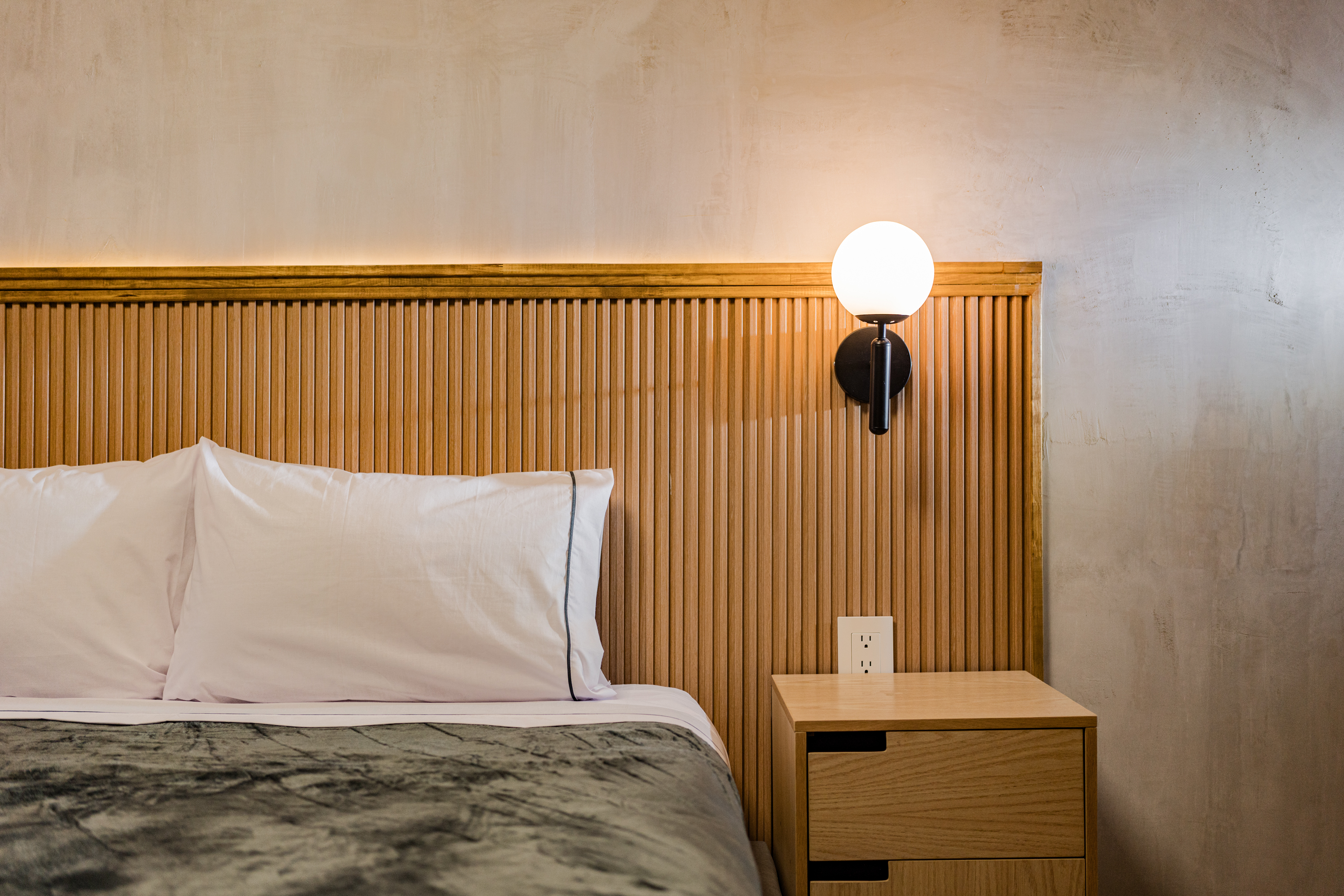 Single Deluxe Queen Bed