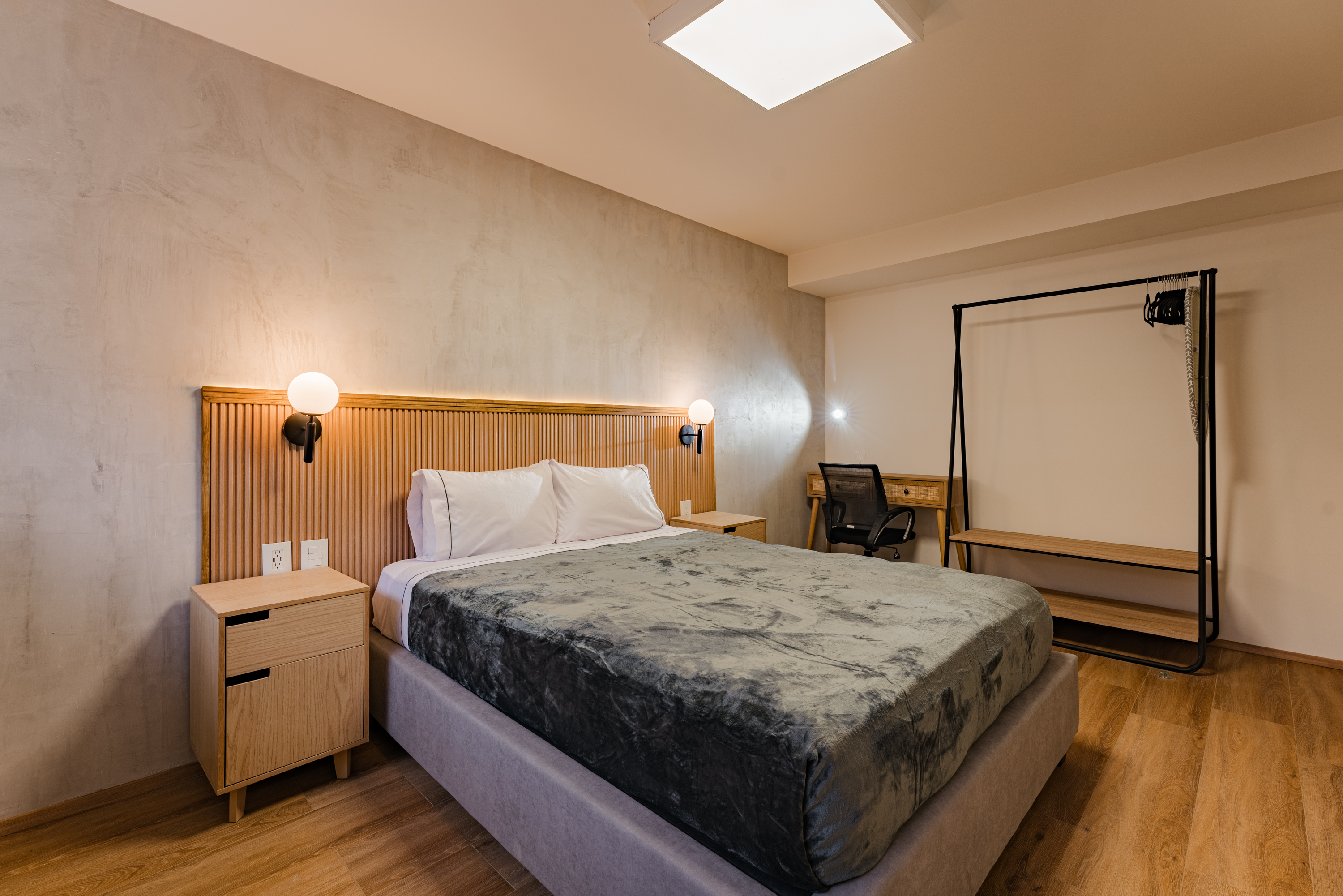 Single Deluxe Queen Bed