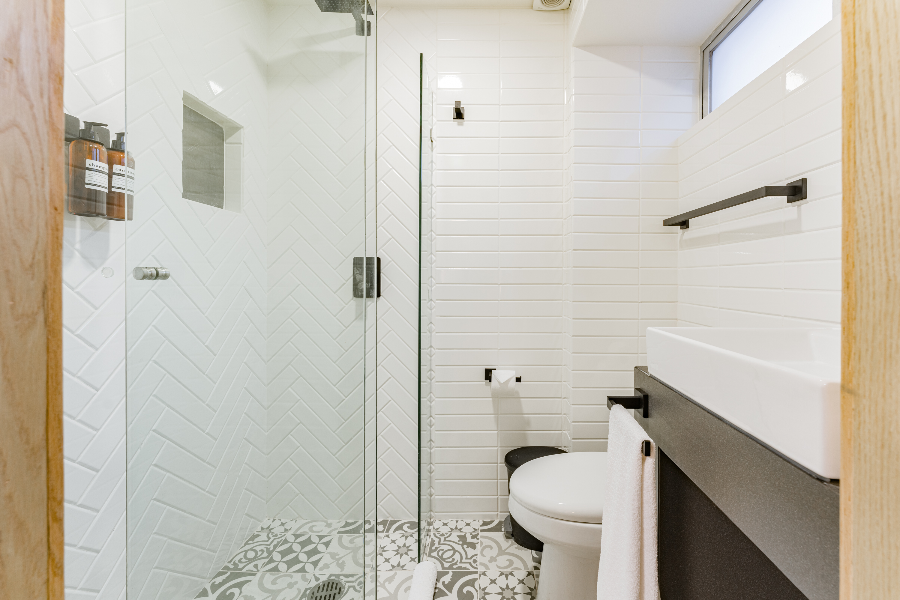 Single Deluxe Queen Bed