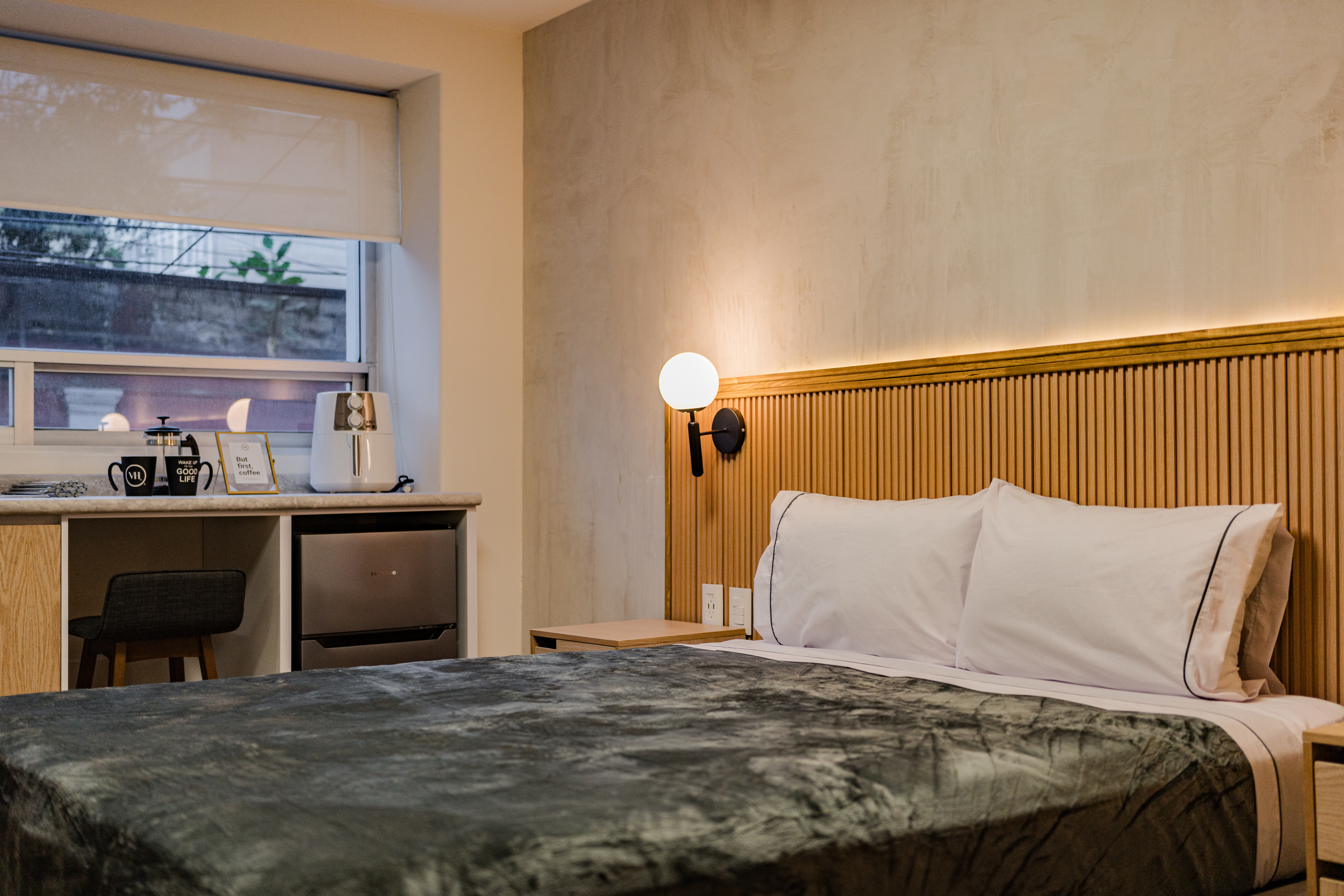 Single Deluxe Queen Bed