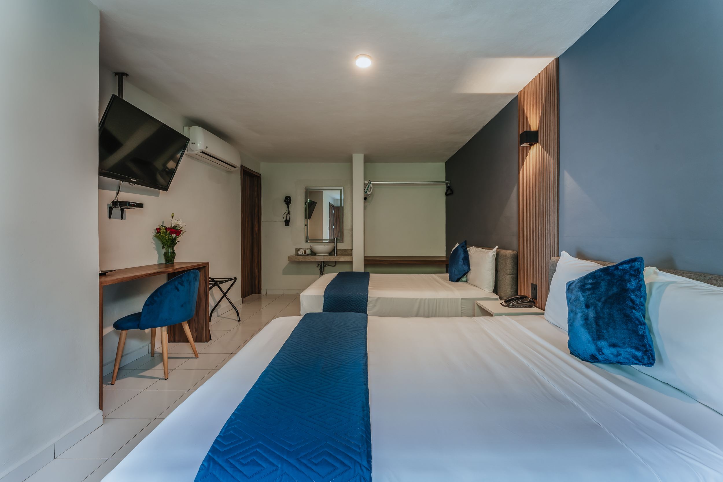 Double or Twin with Double Bed