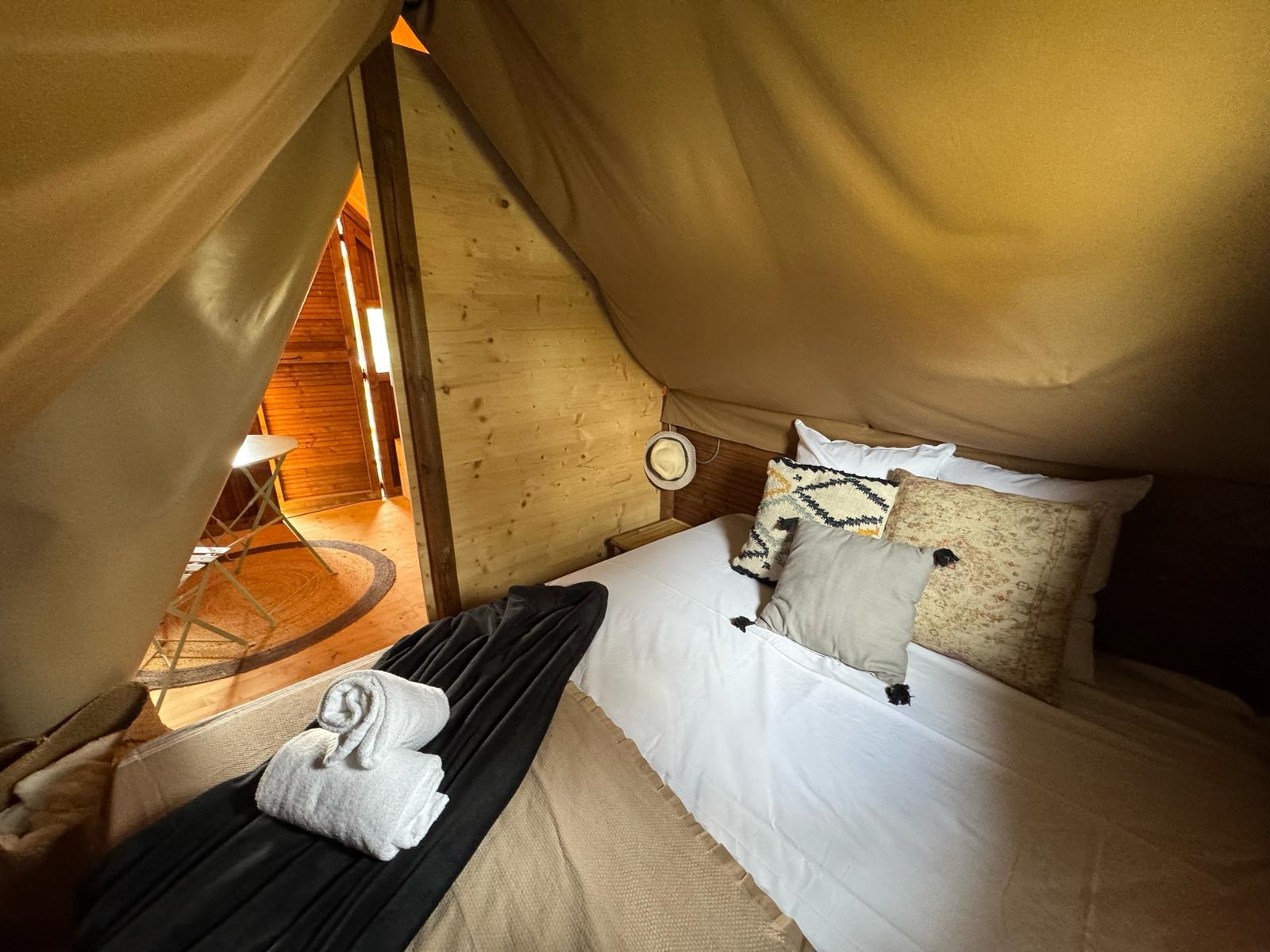 Cabin with Shared Bathroom with Views