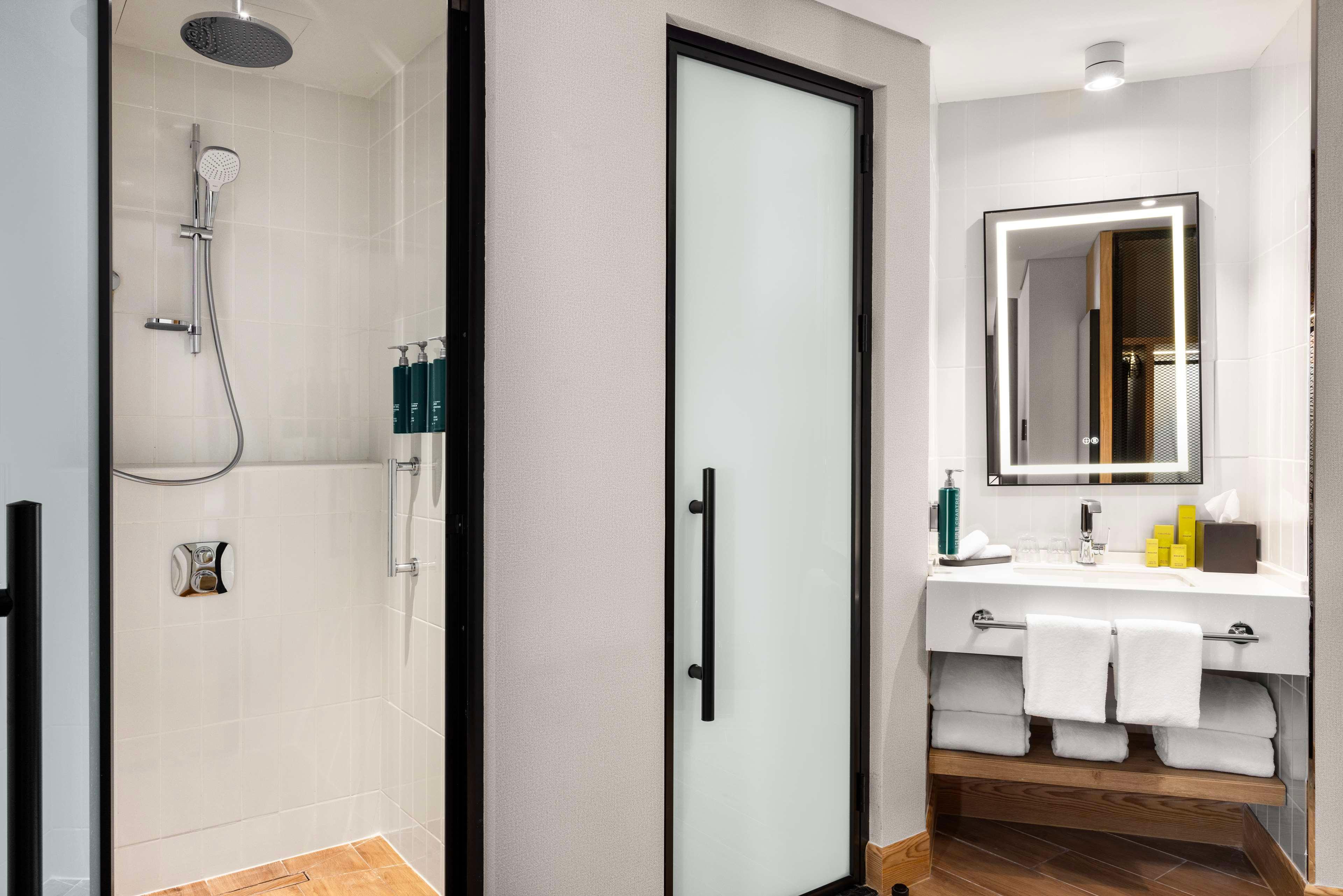 Double Deluxe King Bed