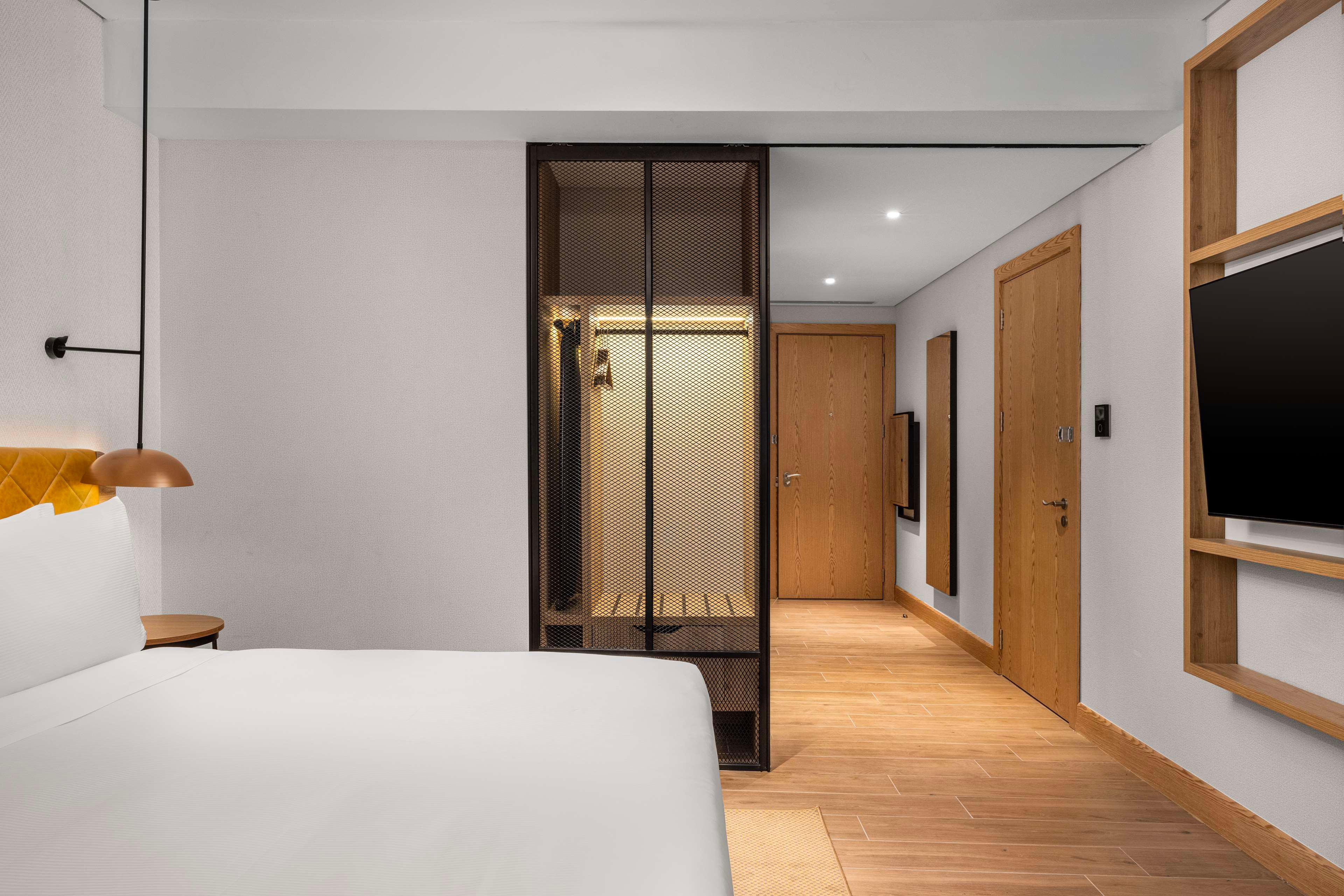 Double Deluxe City View King Bed