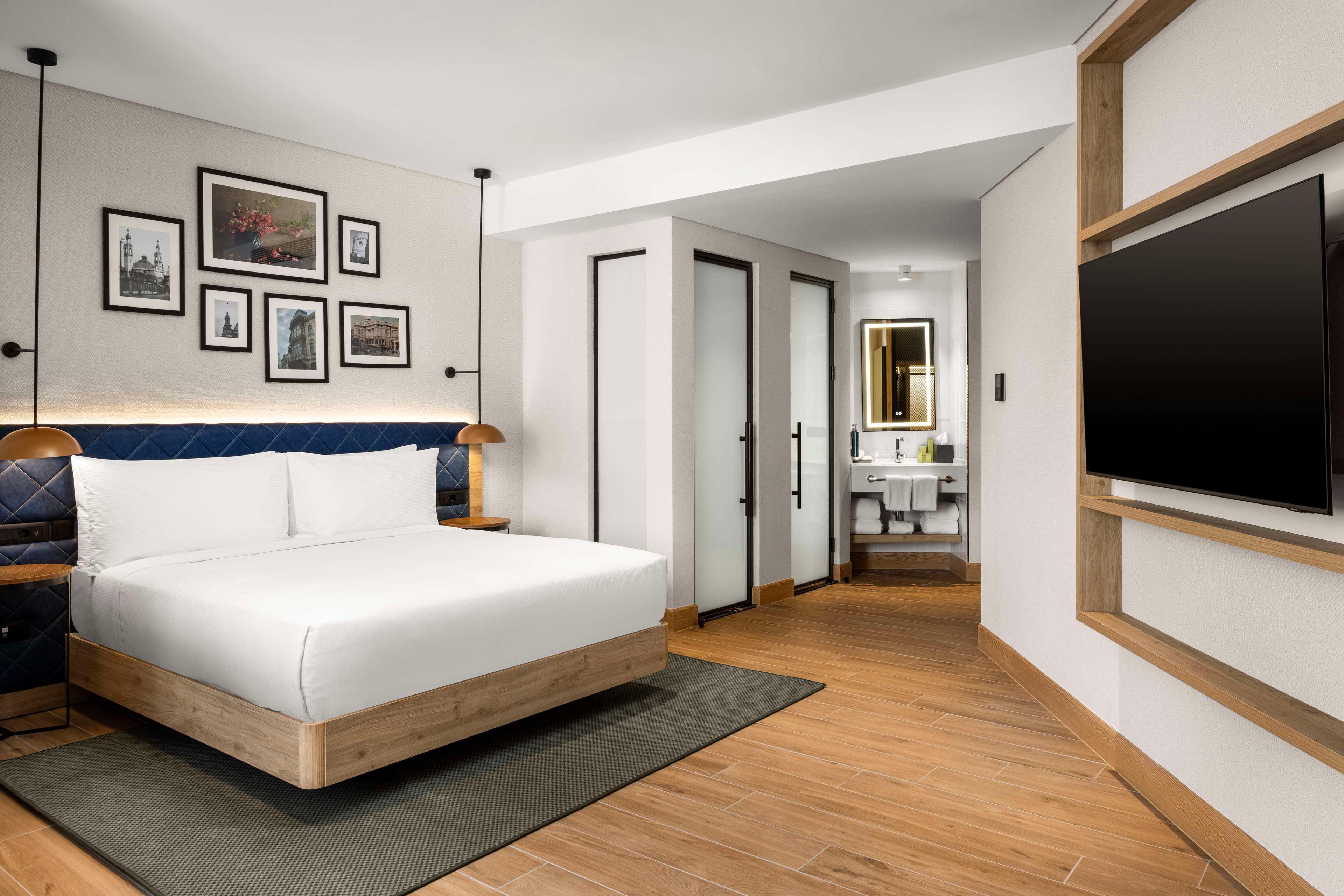 Double Deluxe City View King Bed