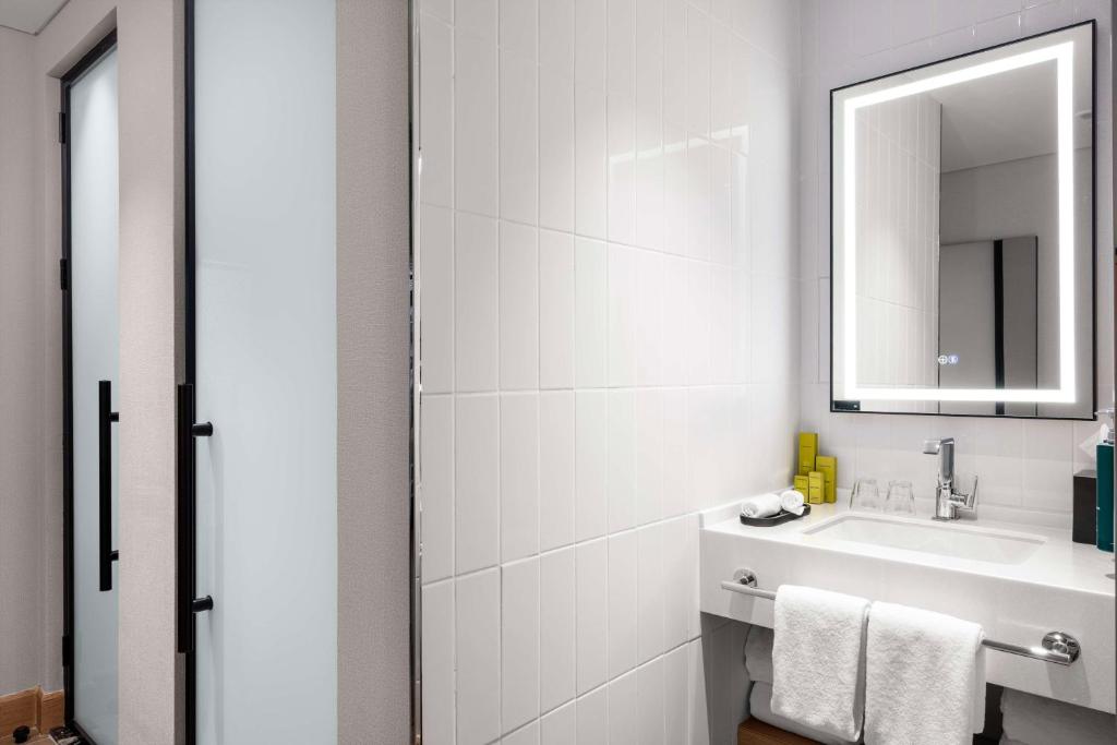 Double City View King Bed