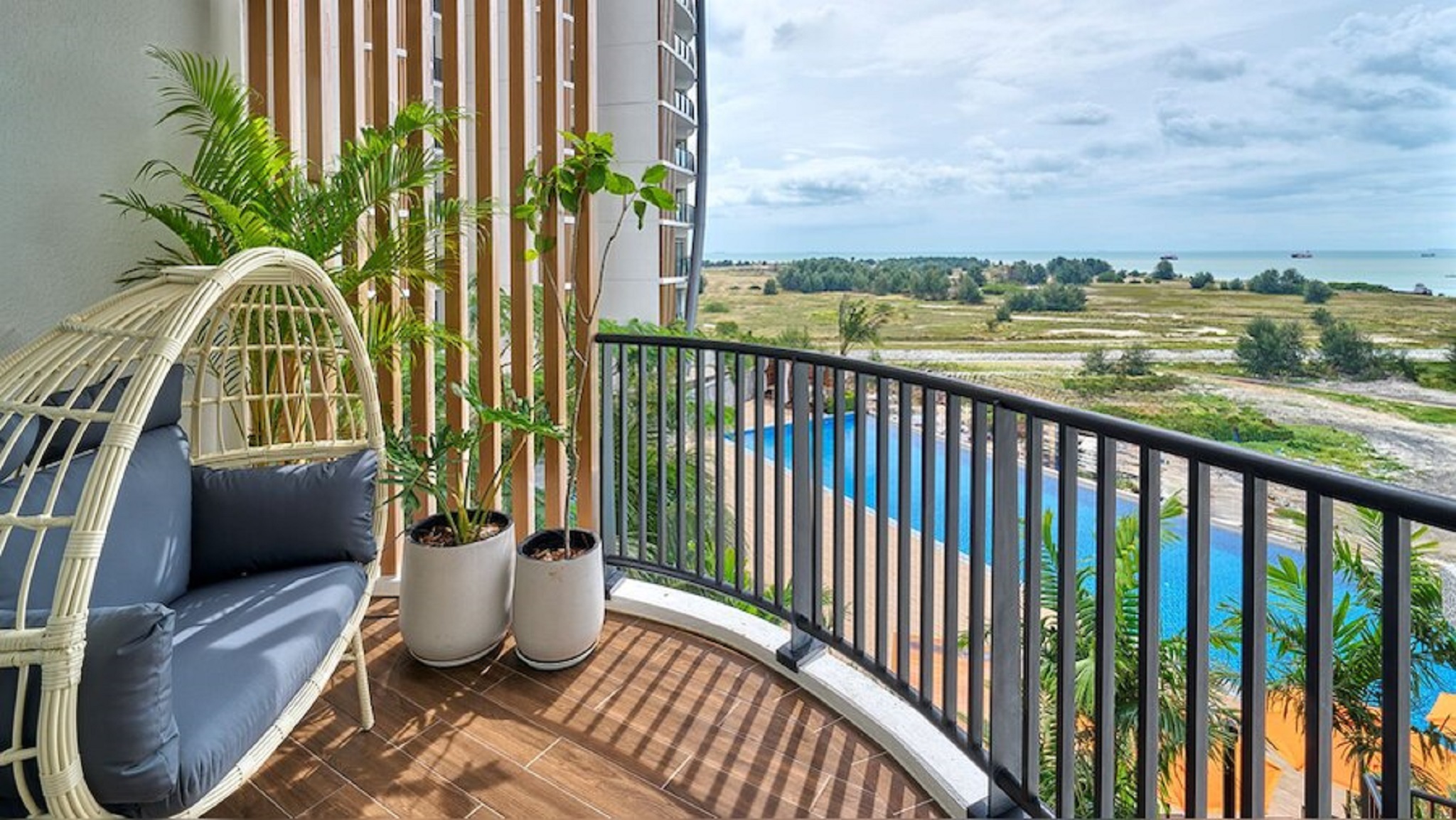 Suite Deluxe Pool View