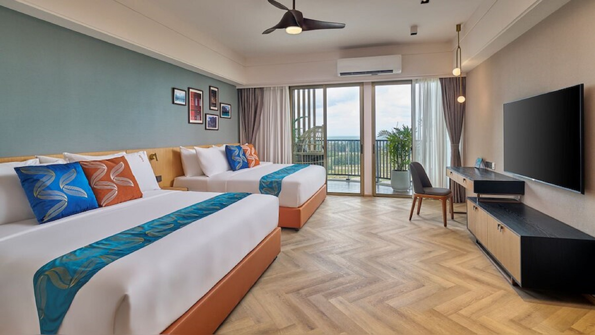 Family Room Sea View Pool View