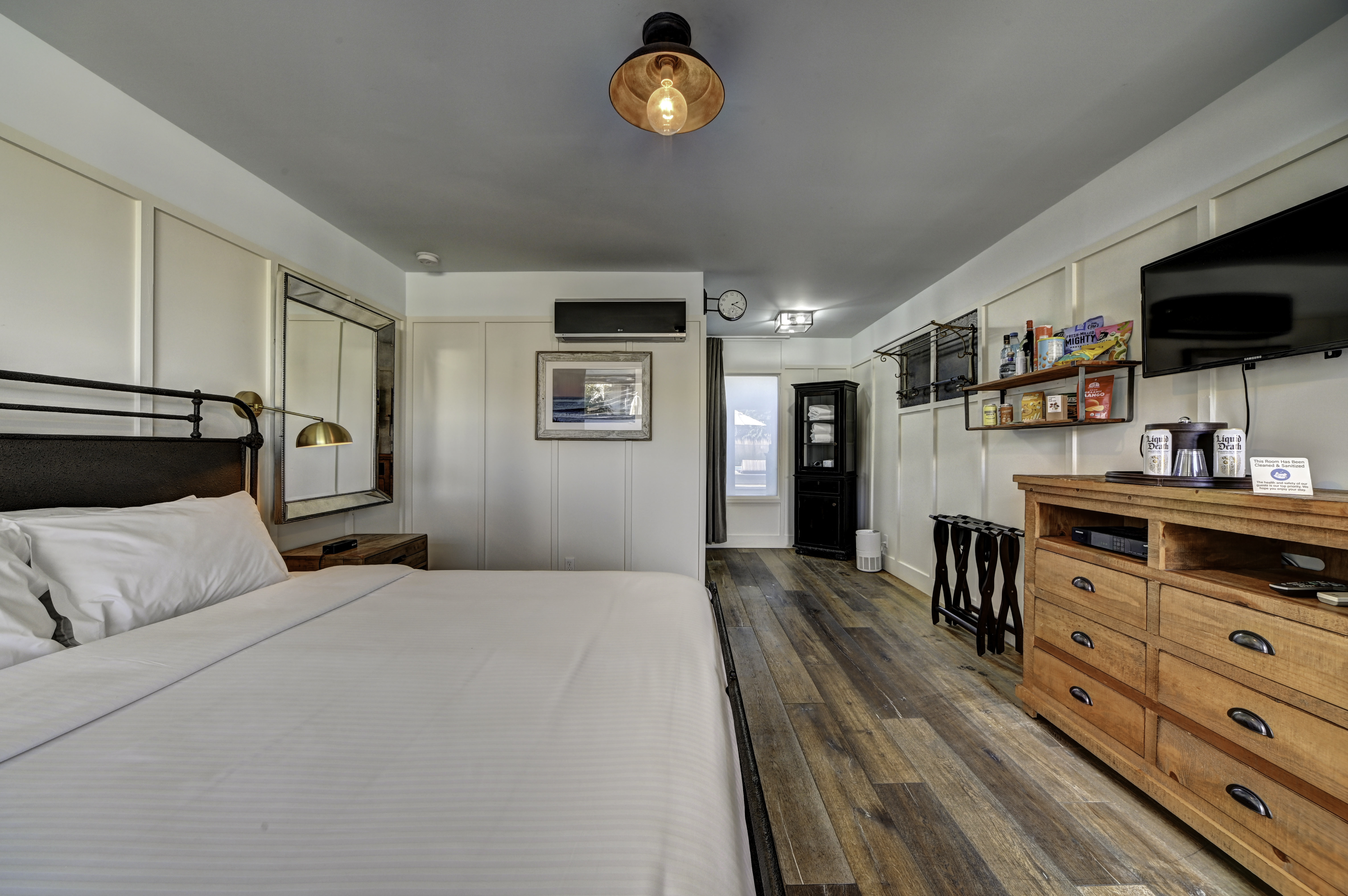 Double King Bed One Bedroom 