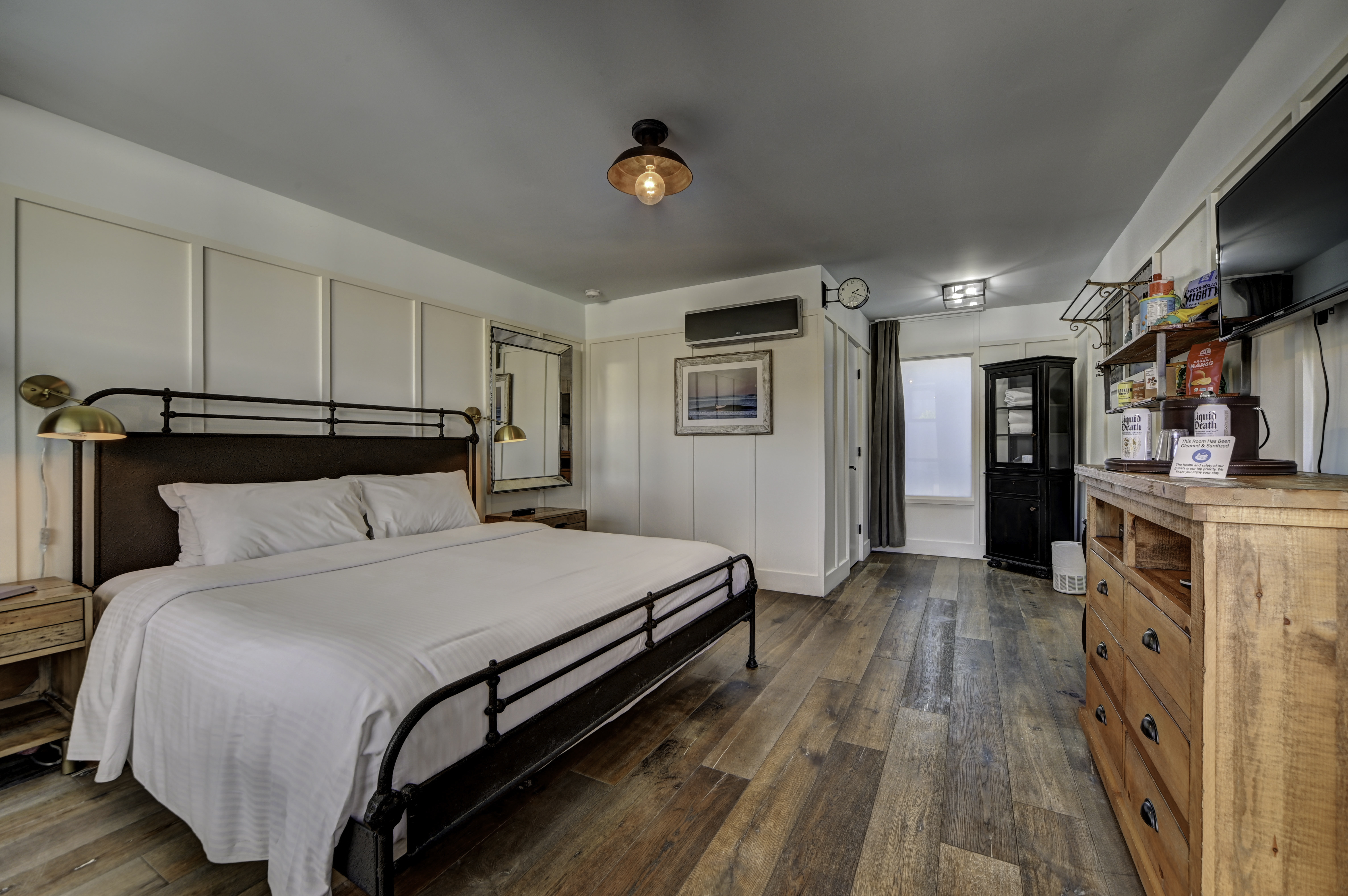 Double King Bed One Bedroom 