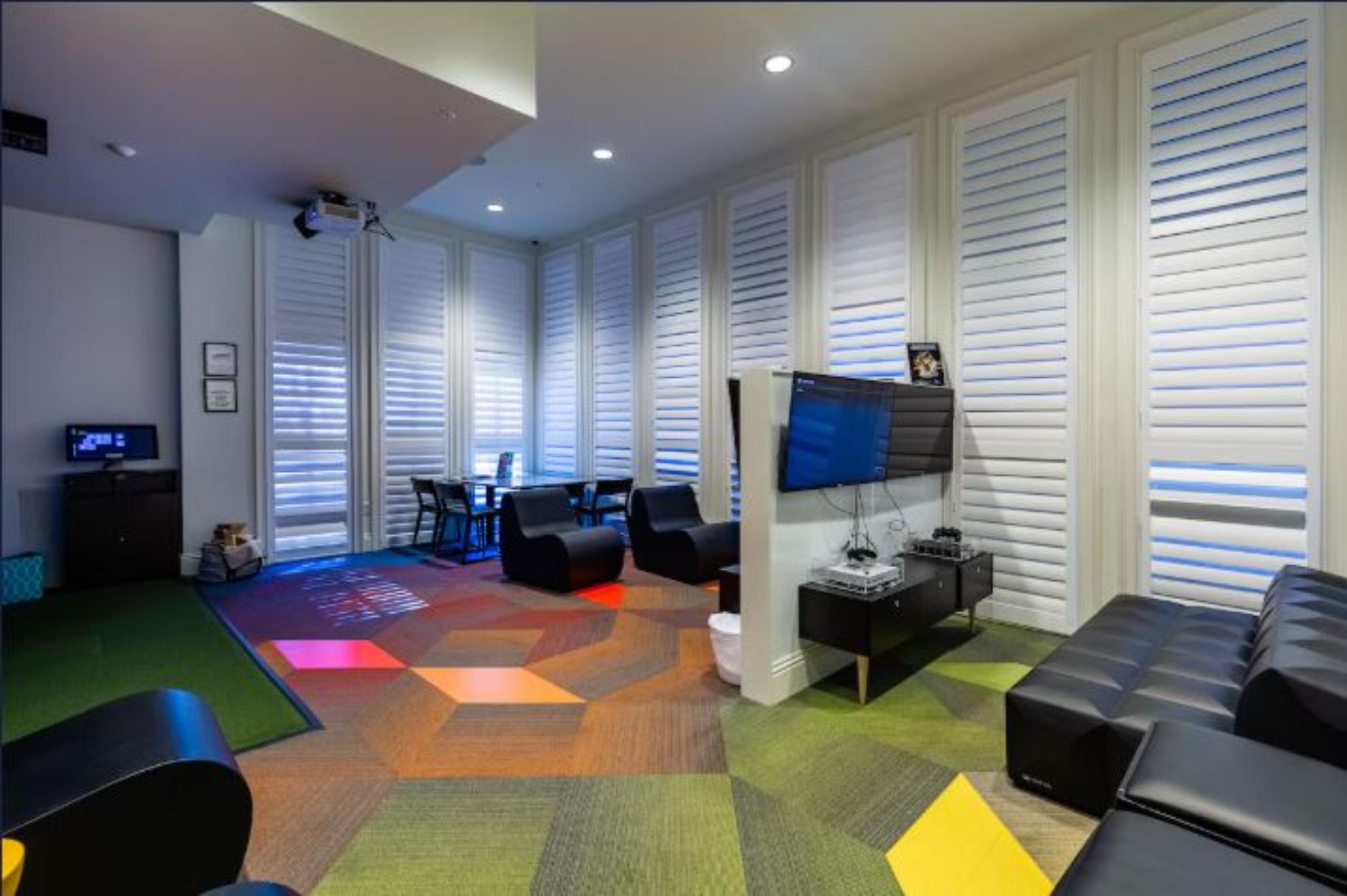 Home Nine Bedrooms with More Than Three Bathrooms