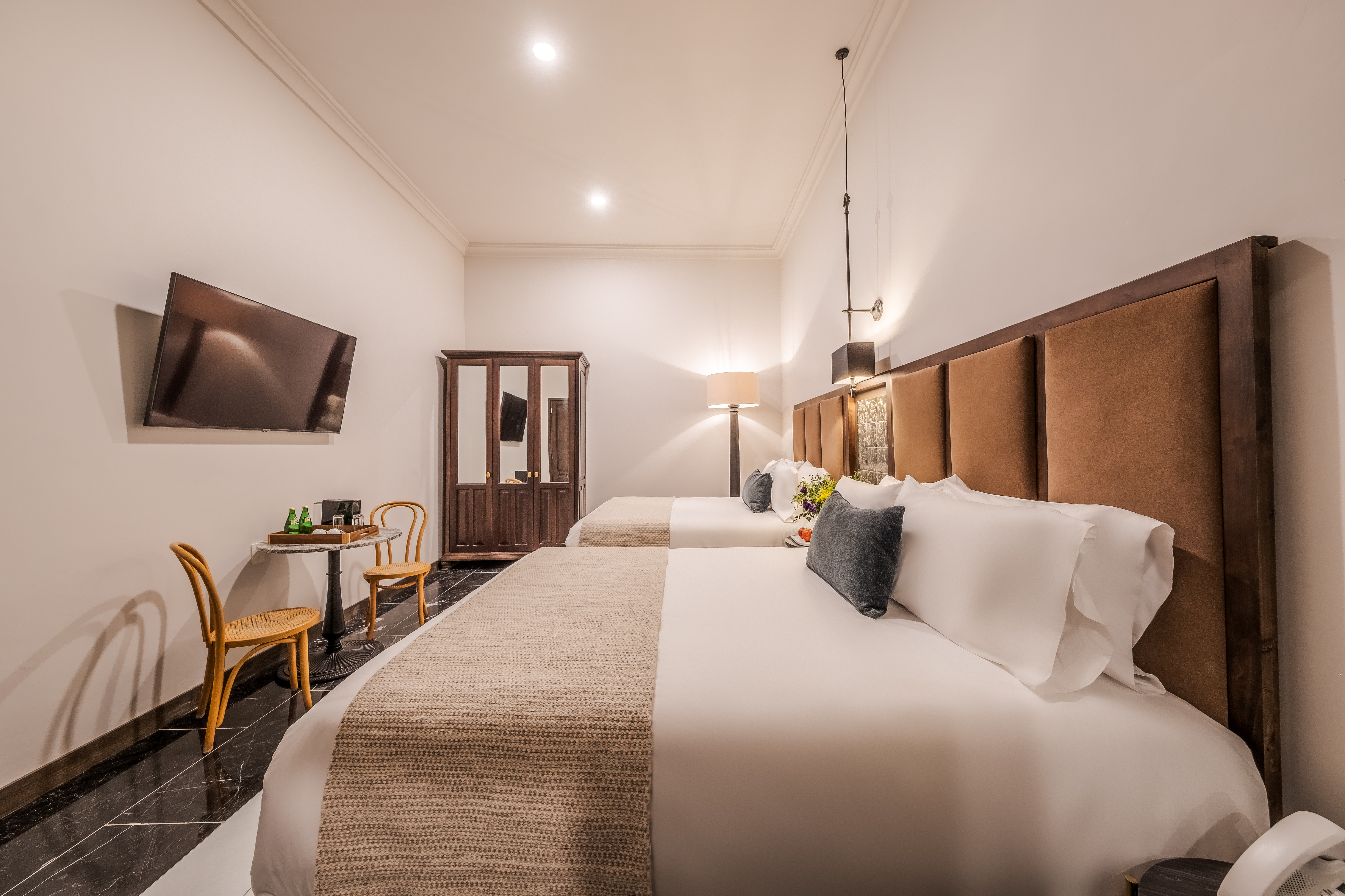 Studio Two Queen Beds