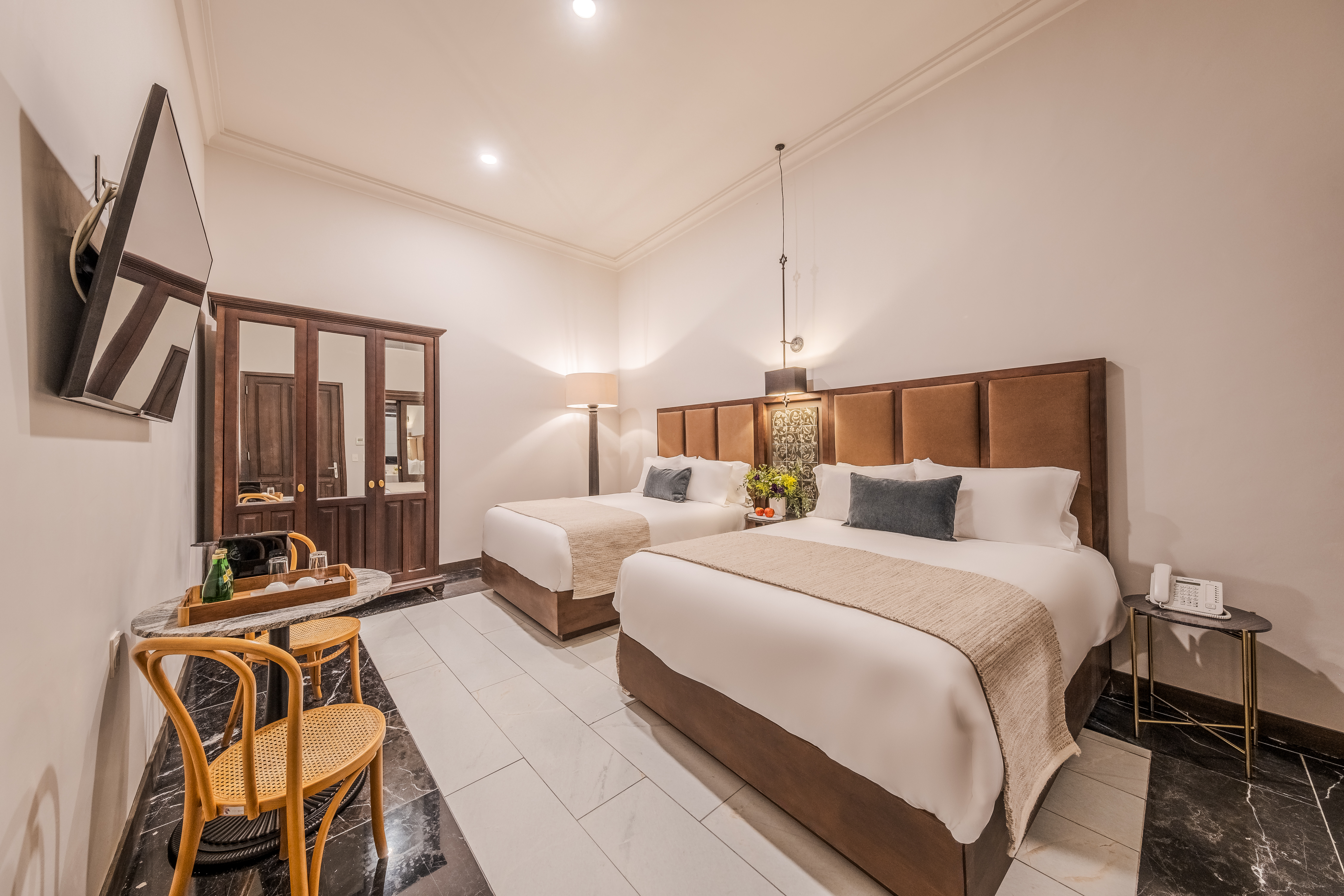 Studio Two Queen Beds