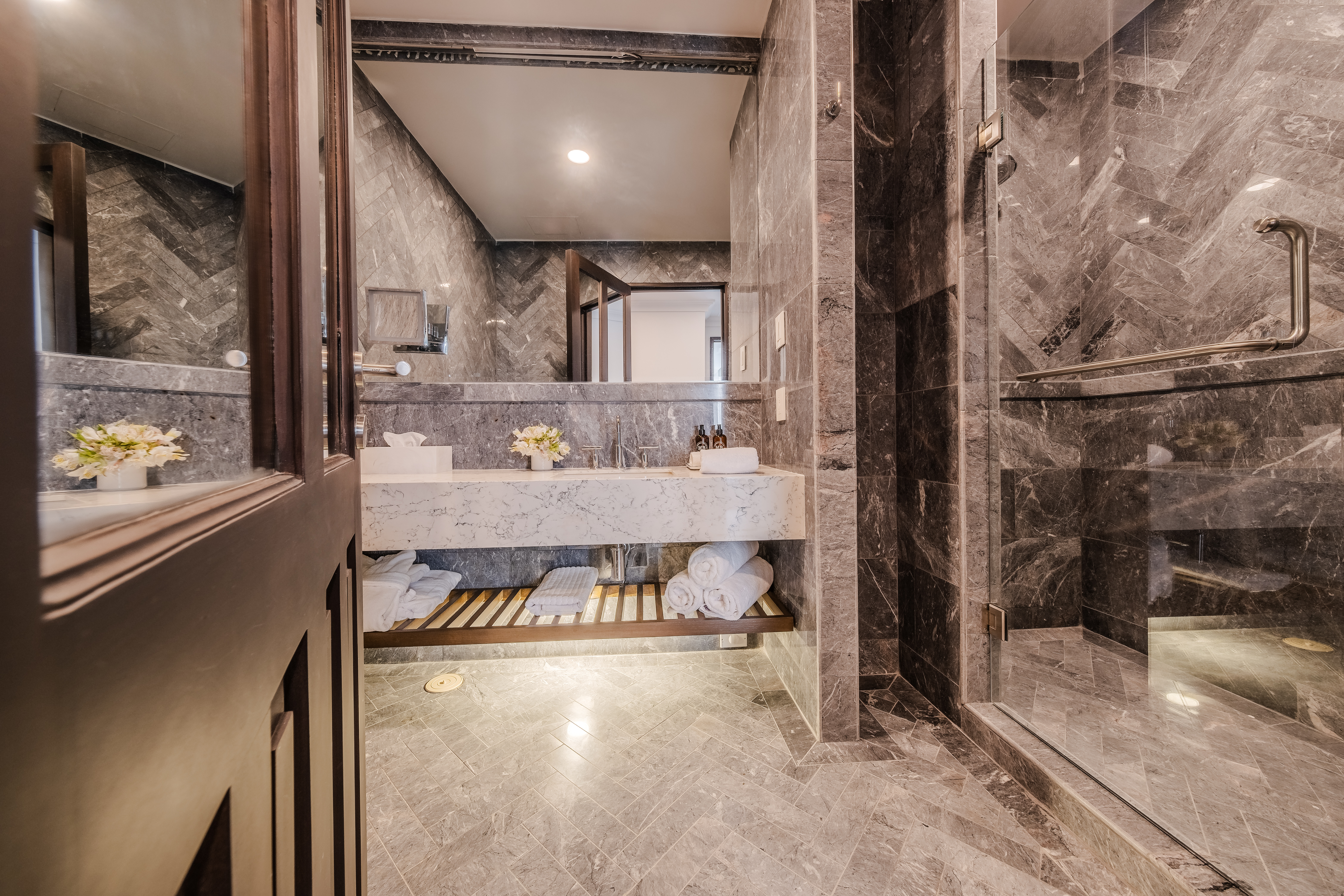 Double King Bed One Bedroom 