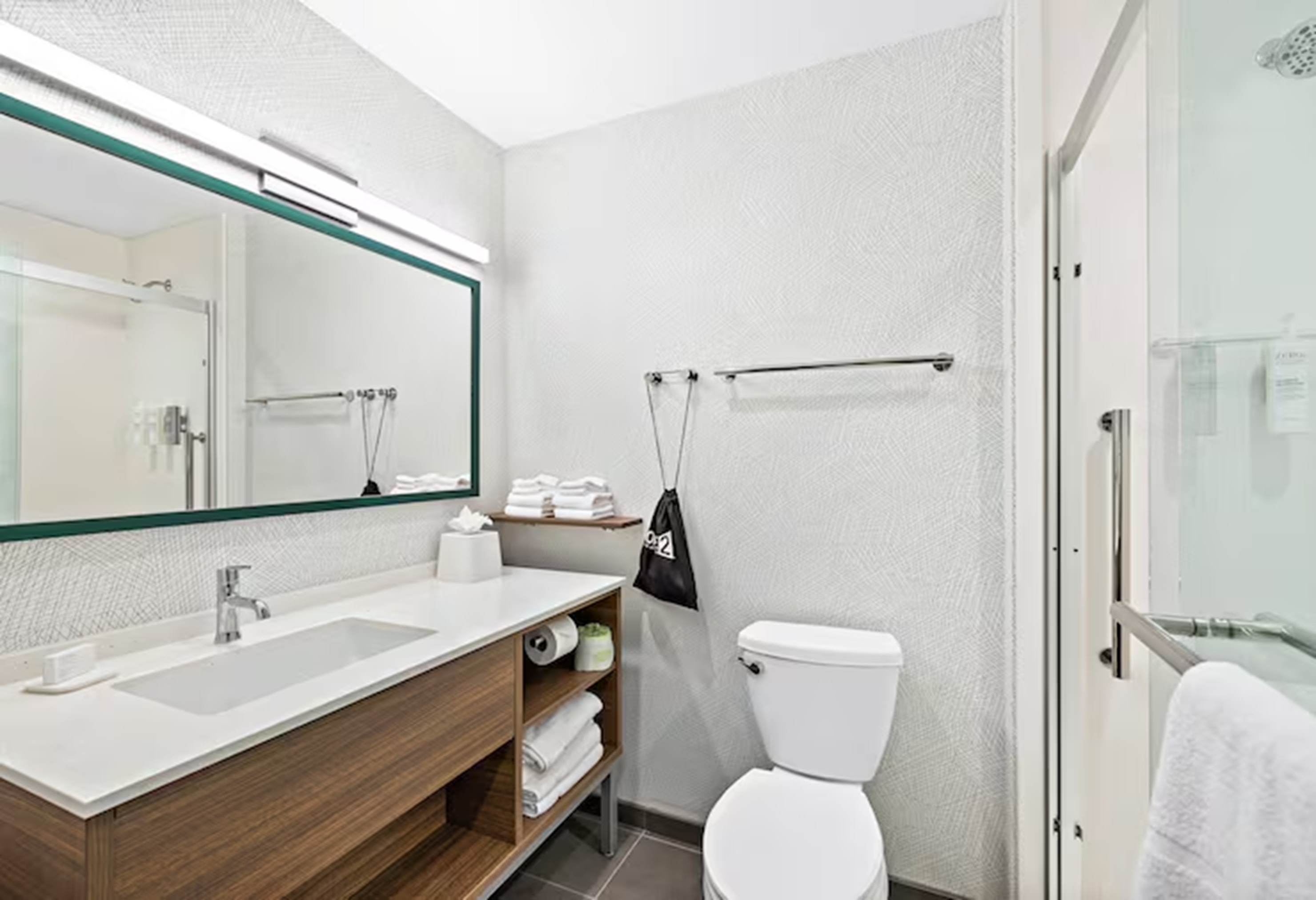 Suite Accessible King Size Bed