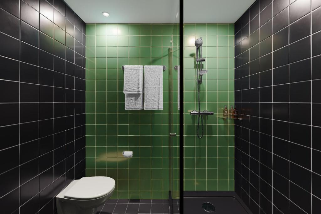 Double Executive Queen Bed