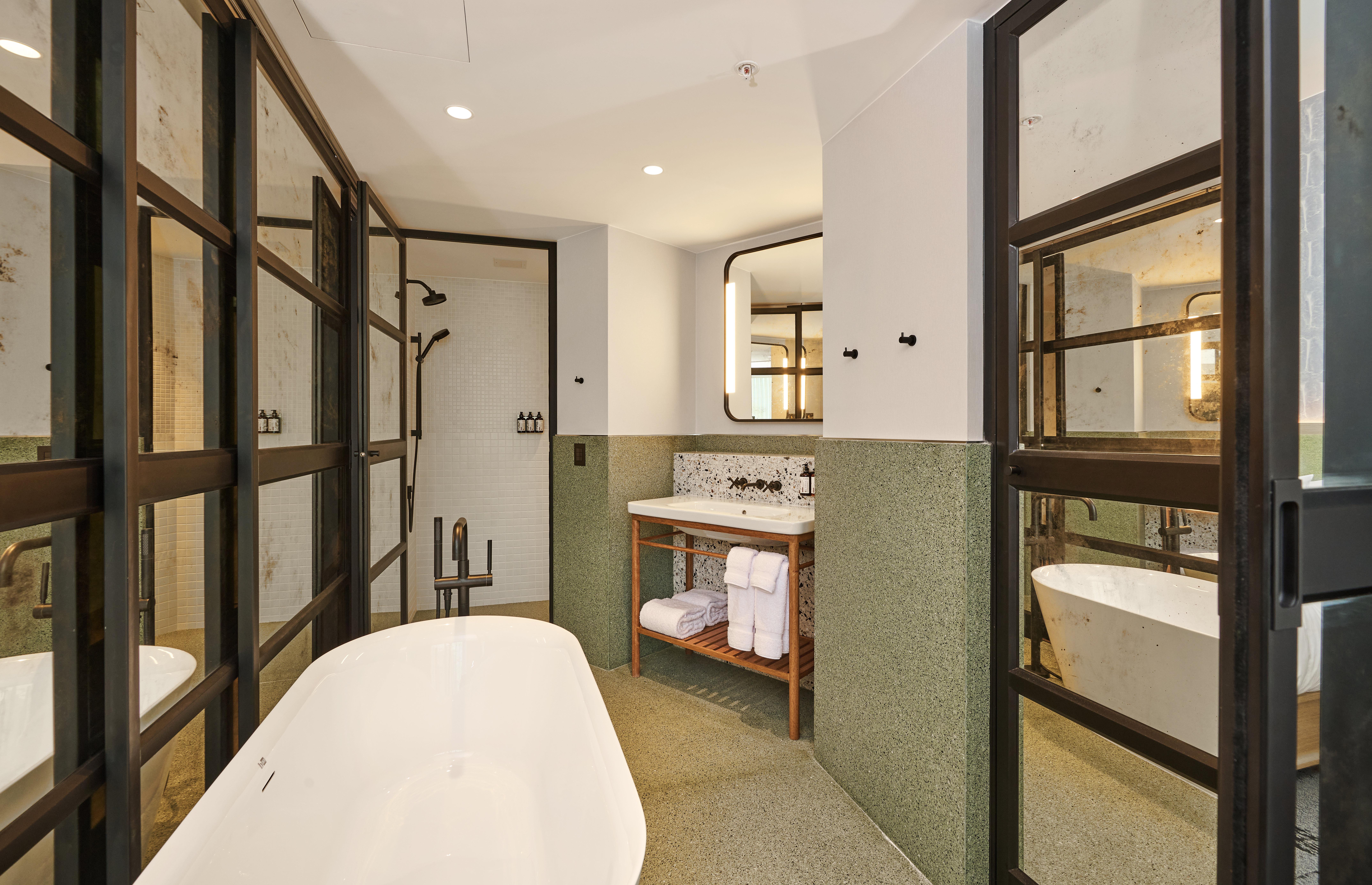 Suite City View King Bed