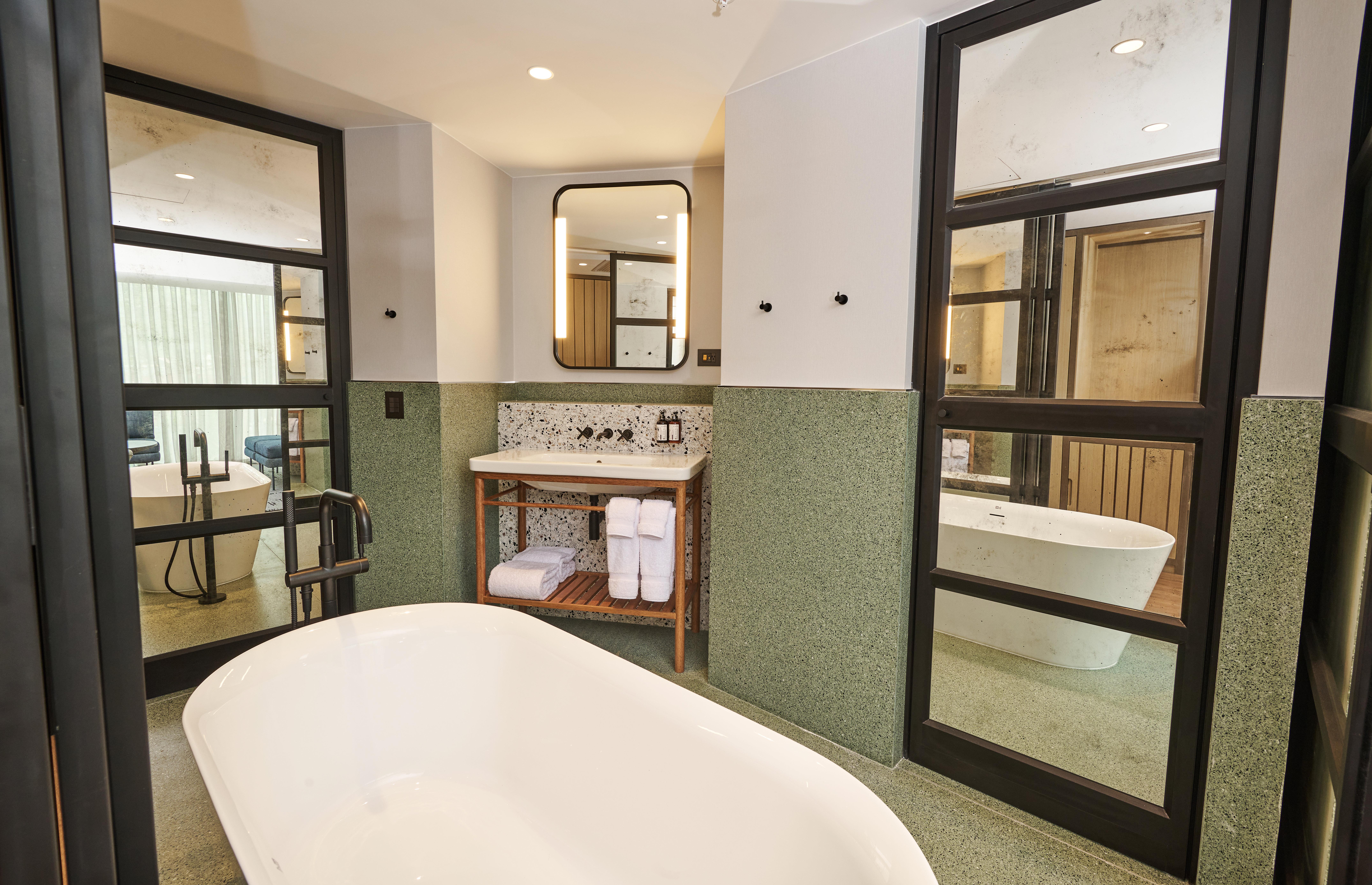 Suite City View King Bed