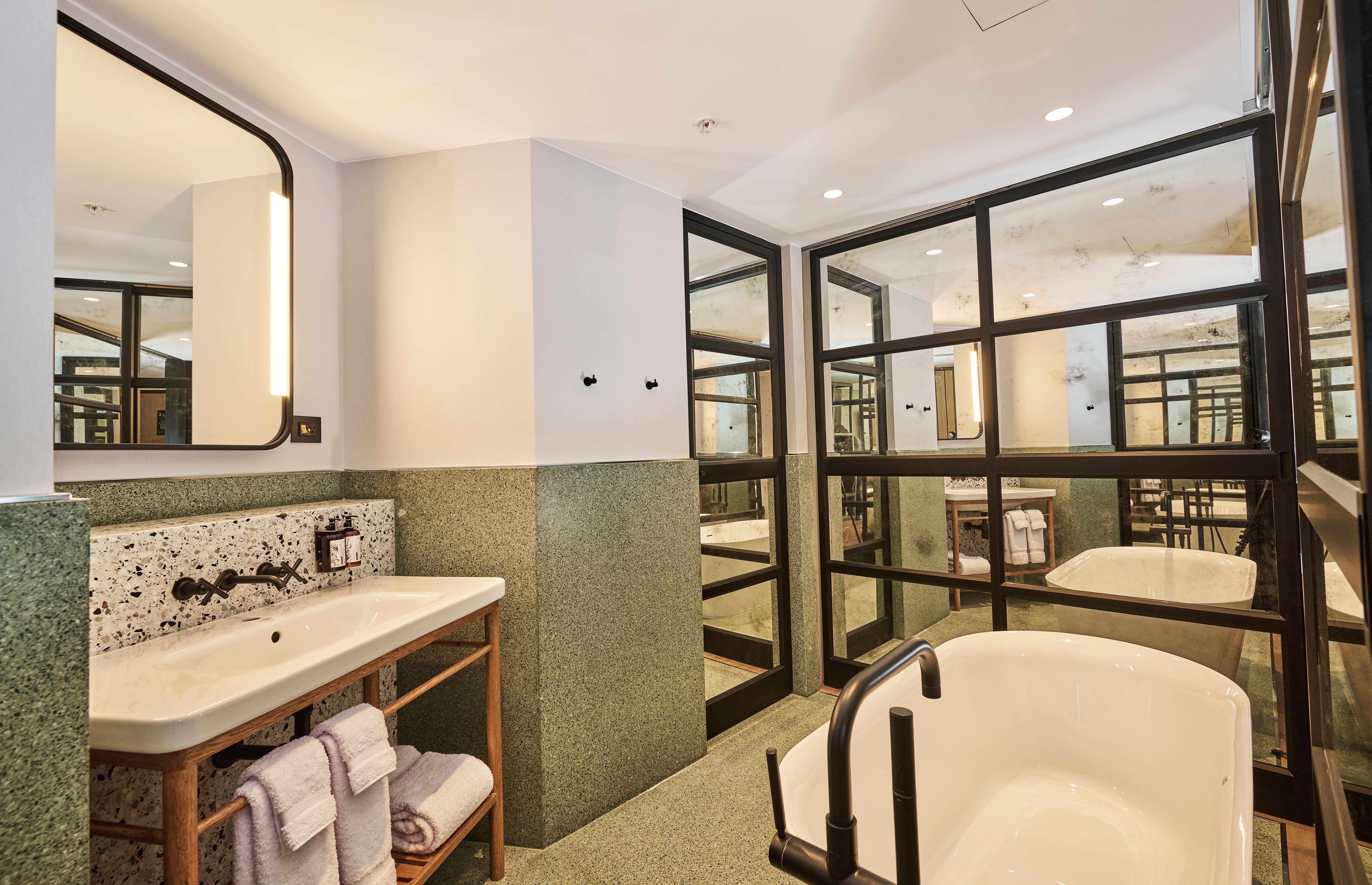 Suite City View King Bed