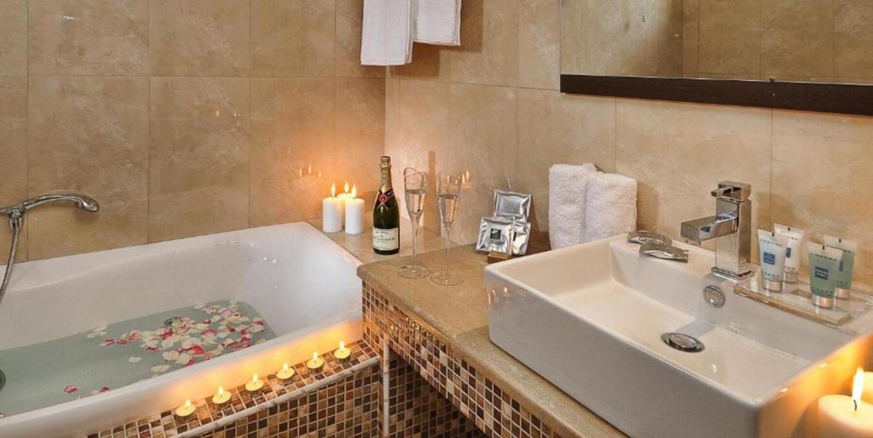 Suite Pool View King Bed