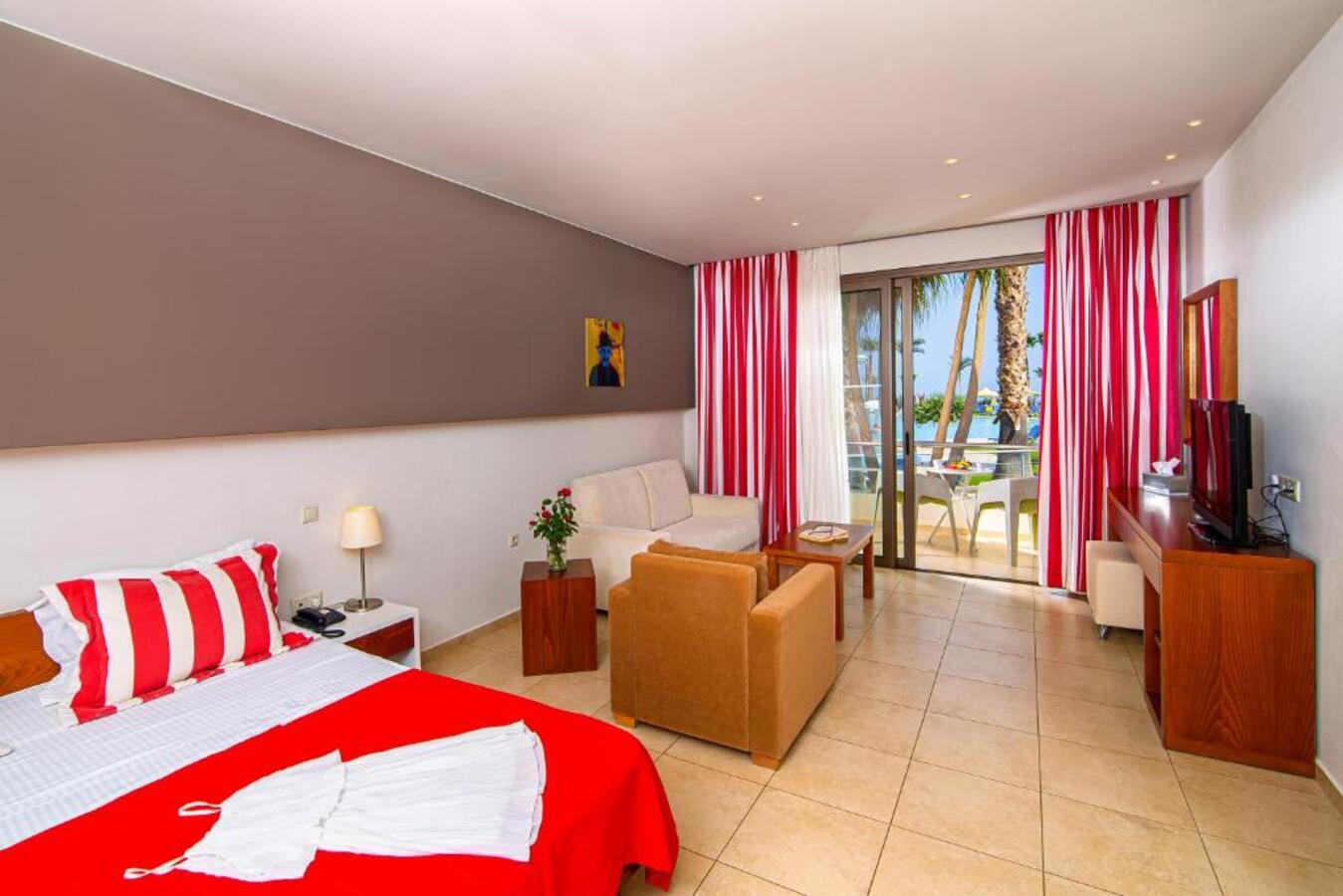 Suite Pool View King Bed