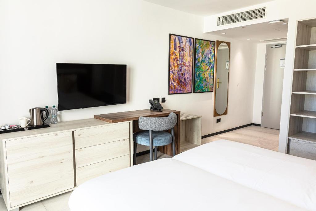 Double or Twin Deluxe