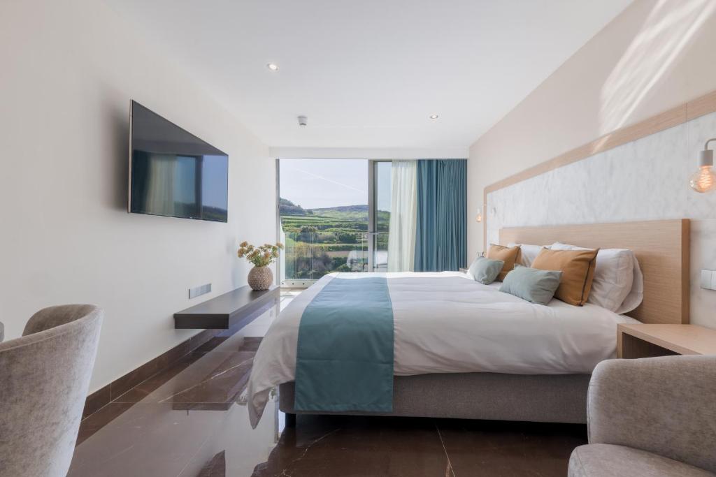 Triple Deluxe Land View