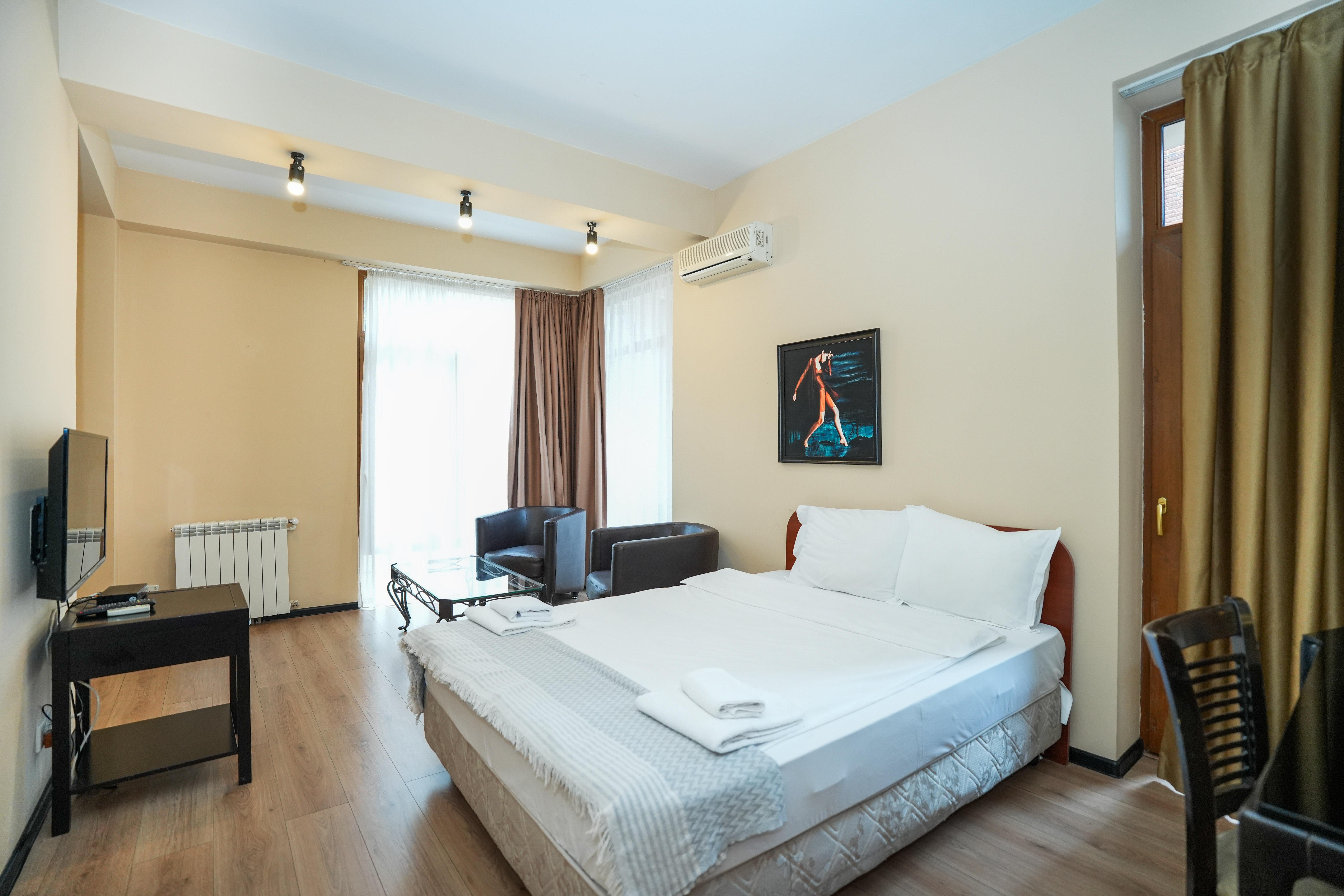 Quadruple One Bedroom One Bathroom