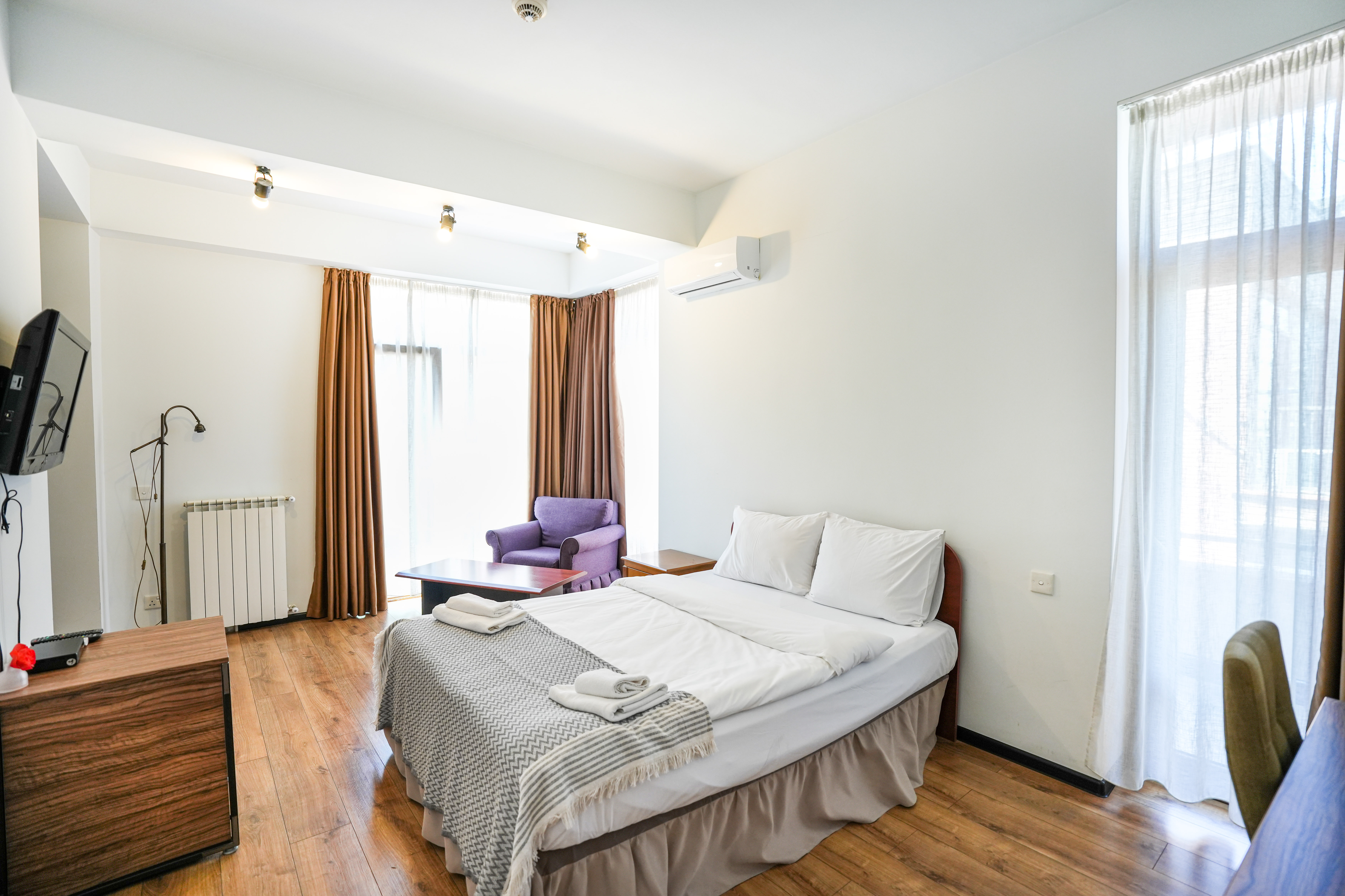 Quadruple One Bedroom One Bathroom