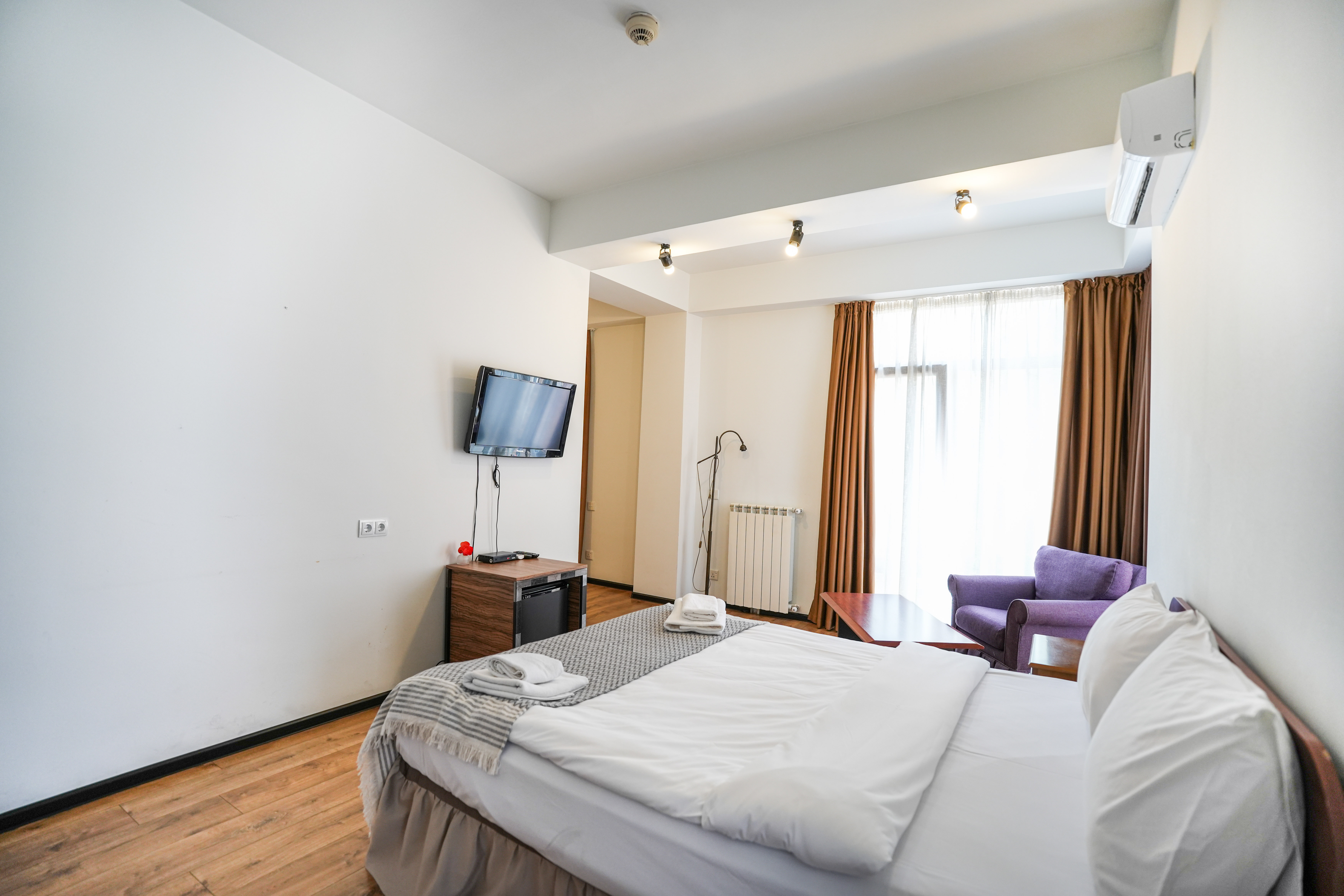 Quadruple One Bedroom One Bathroom