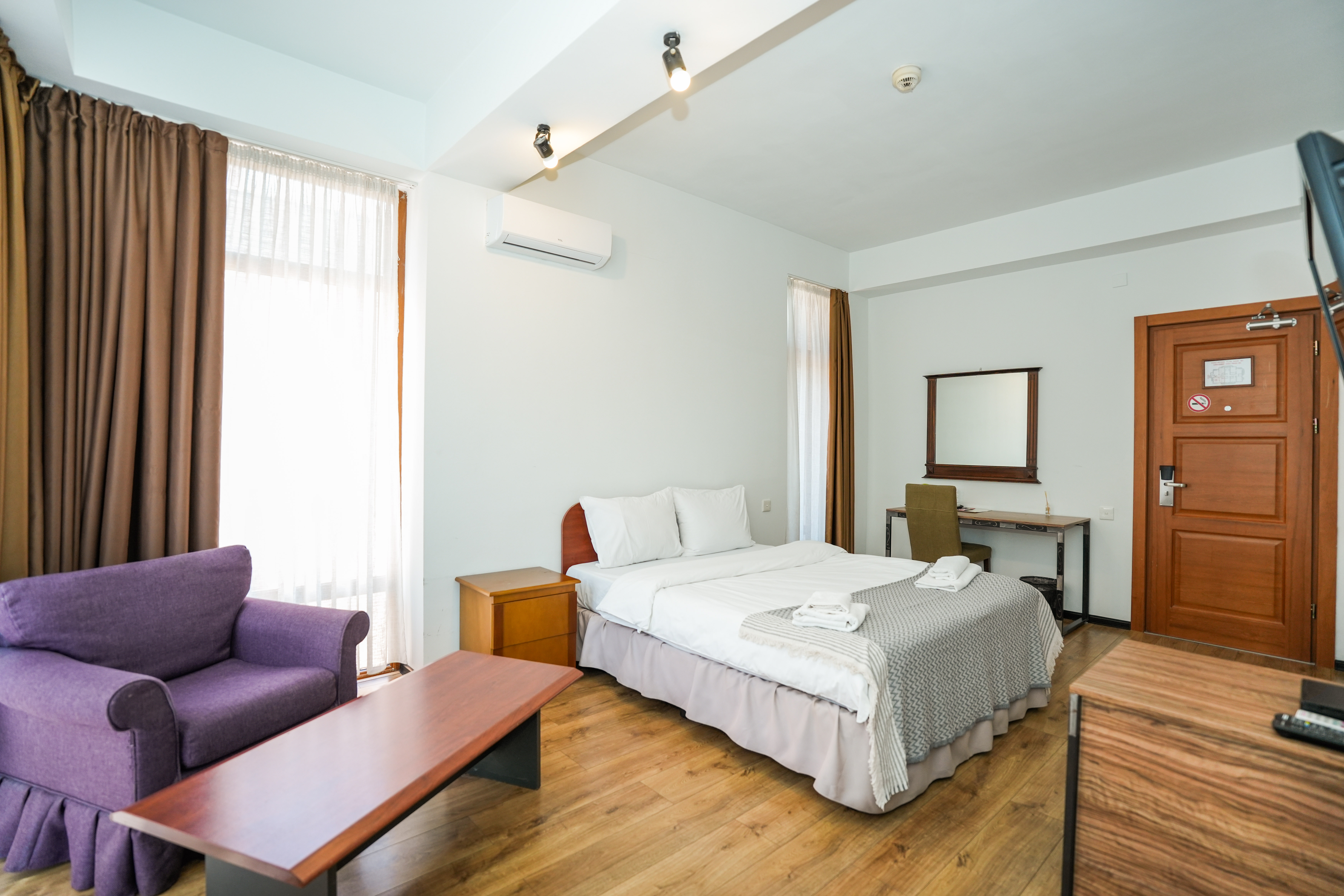 Quadruple One Bedroom One Bathroom