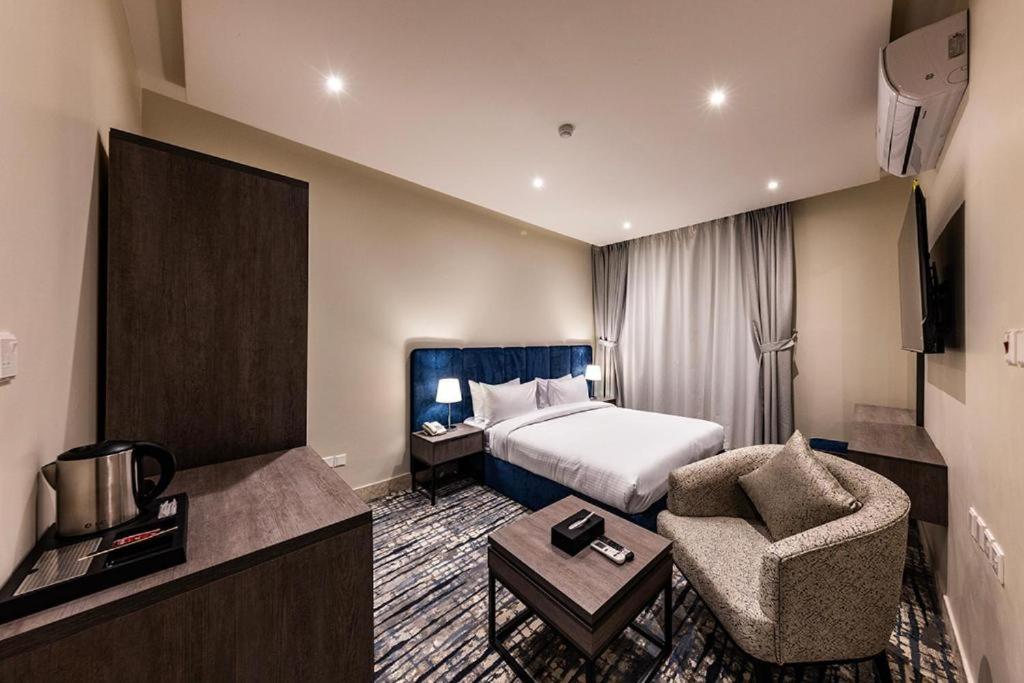 Studio Queen Size Bed