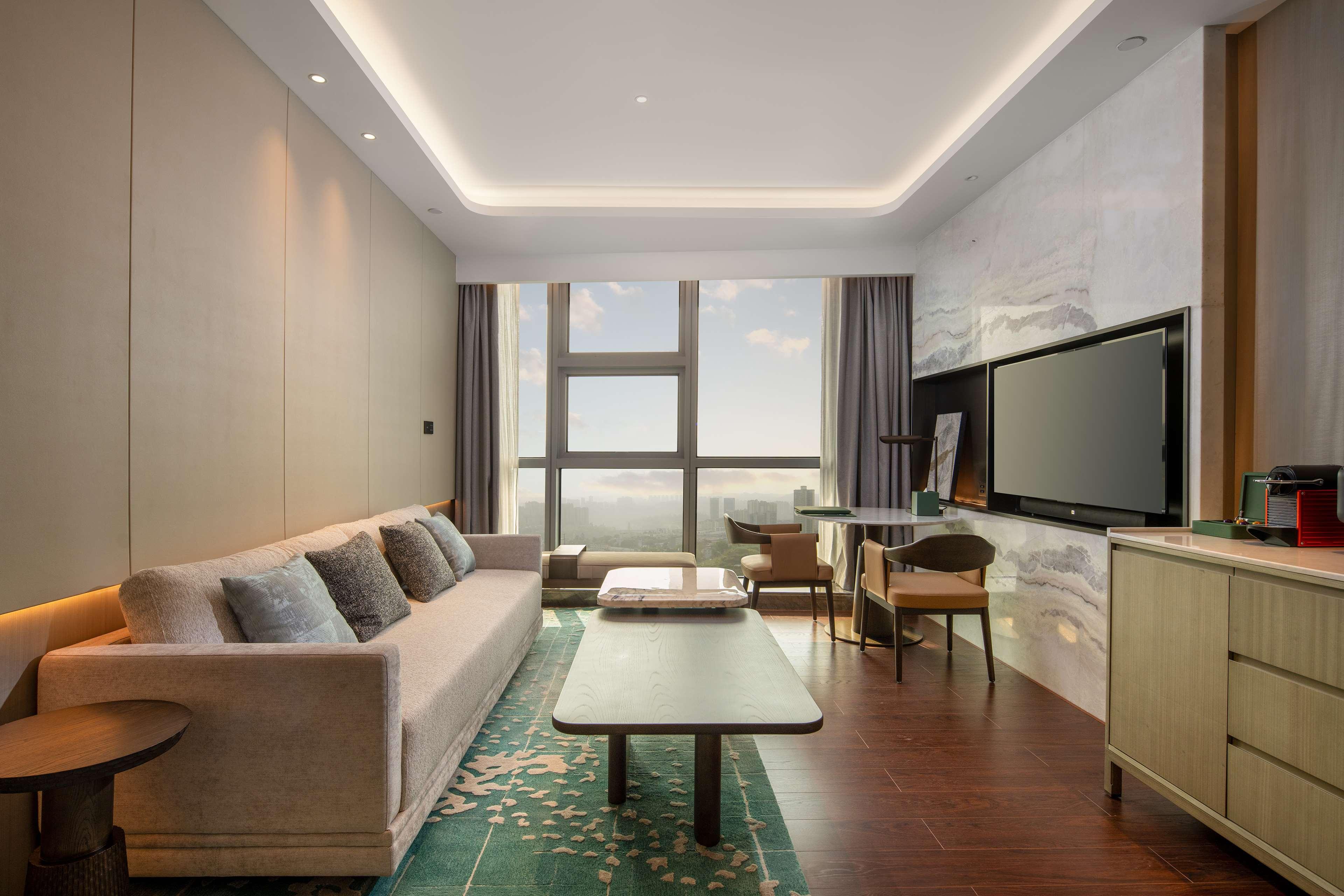 Suite Deluxe King Bed