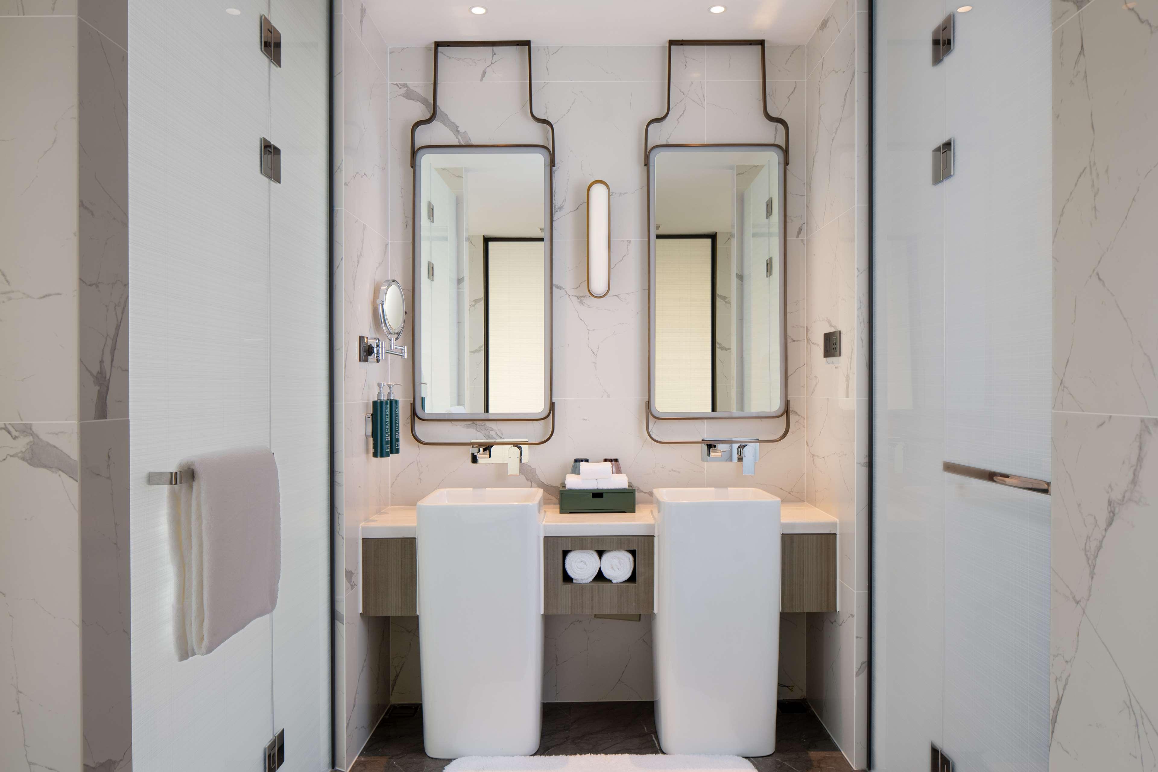 Suite Deluxe King Bed