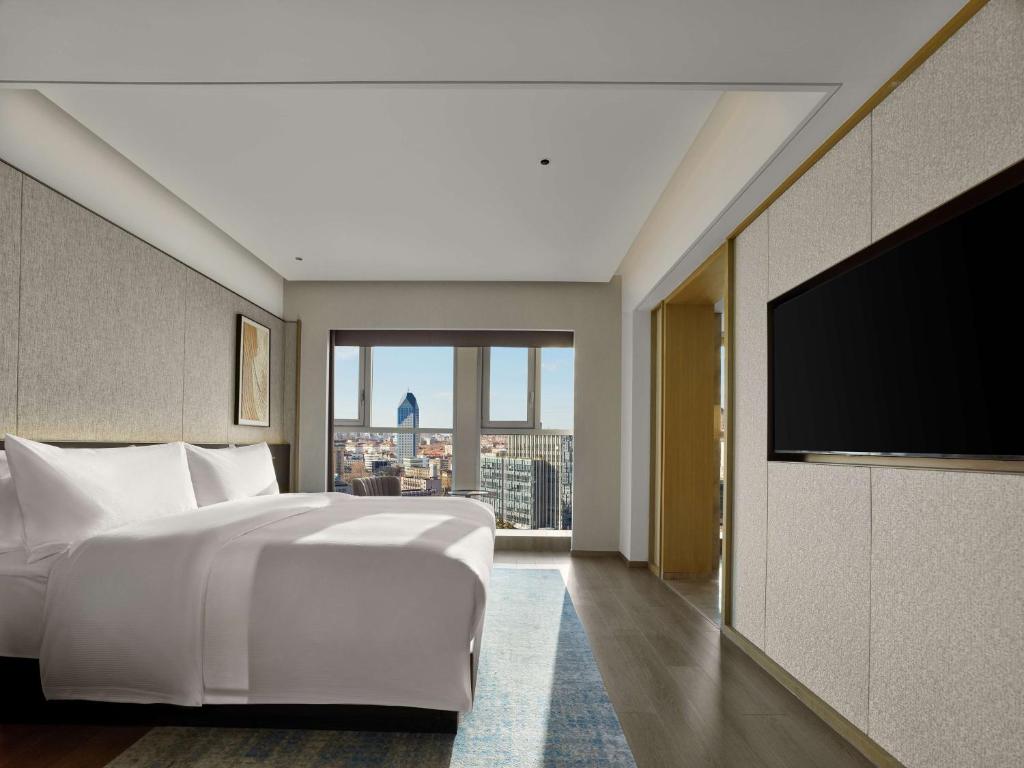 Double Guest Room King Bed