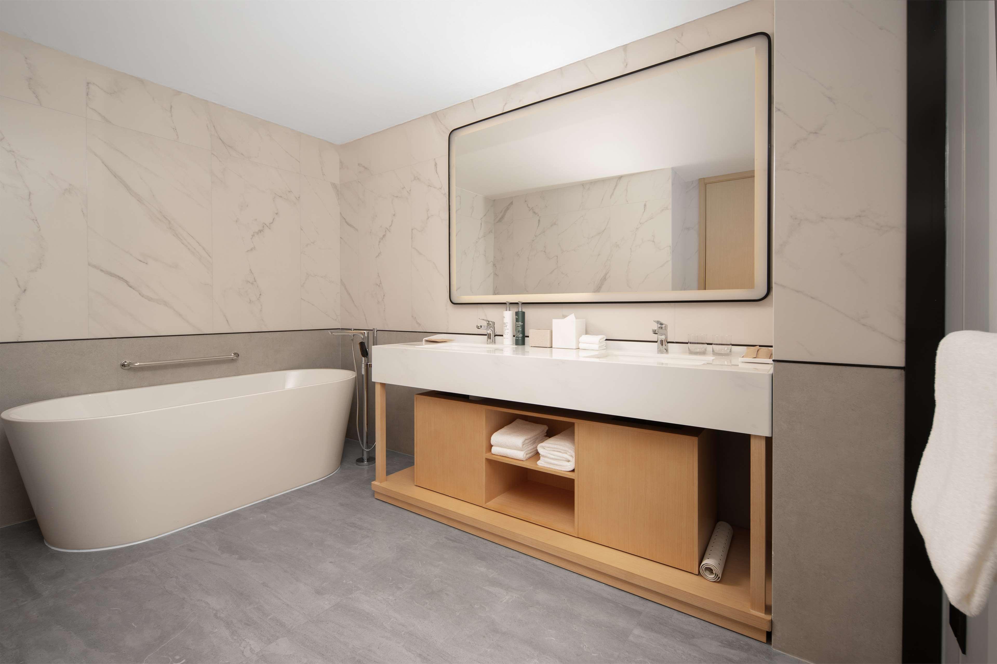 Suite Deluxe King Bed