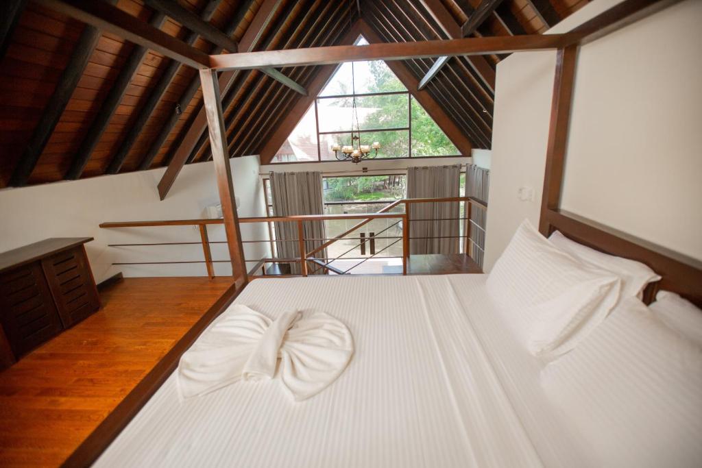 Villa King Size Bed