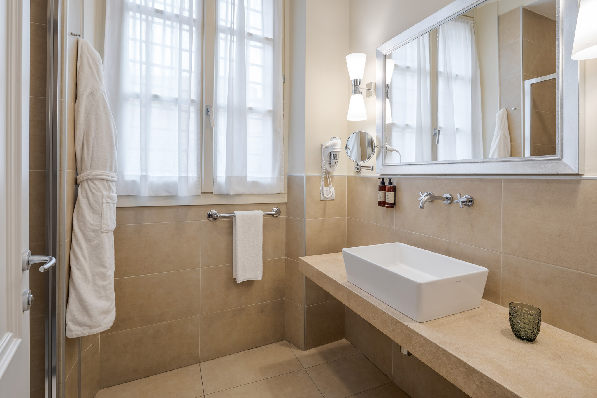 Suite Queen Size Bed