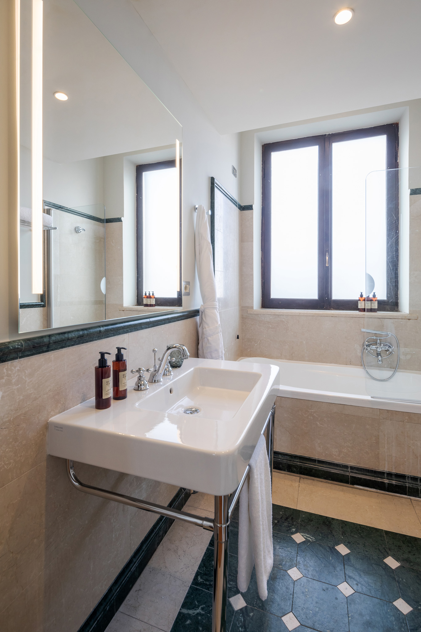 Suite Queen Size Bed