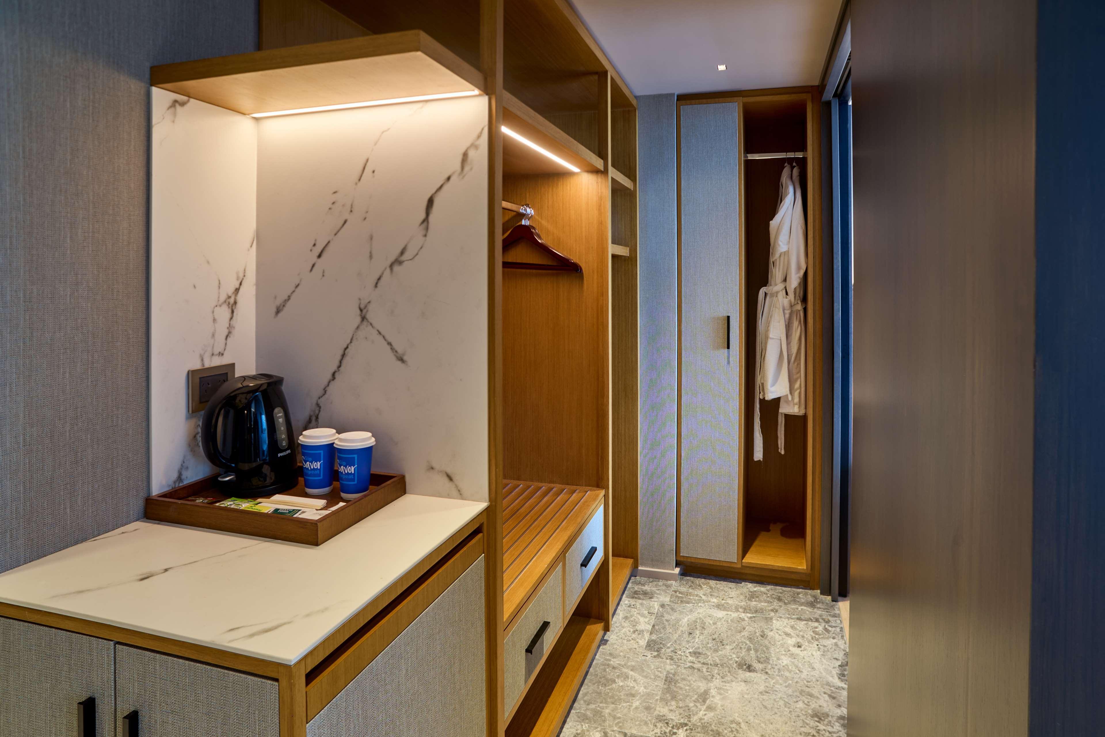 Double Executive Queen Bed