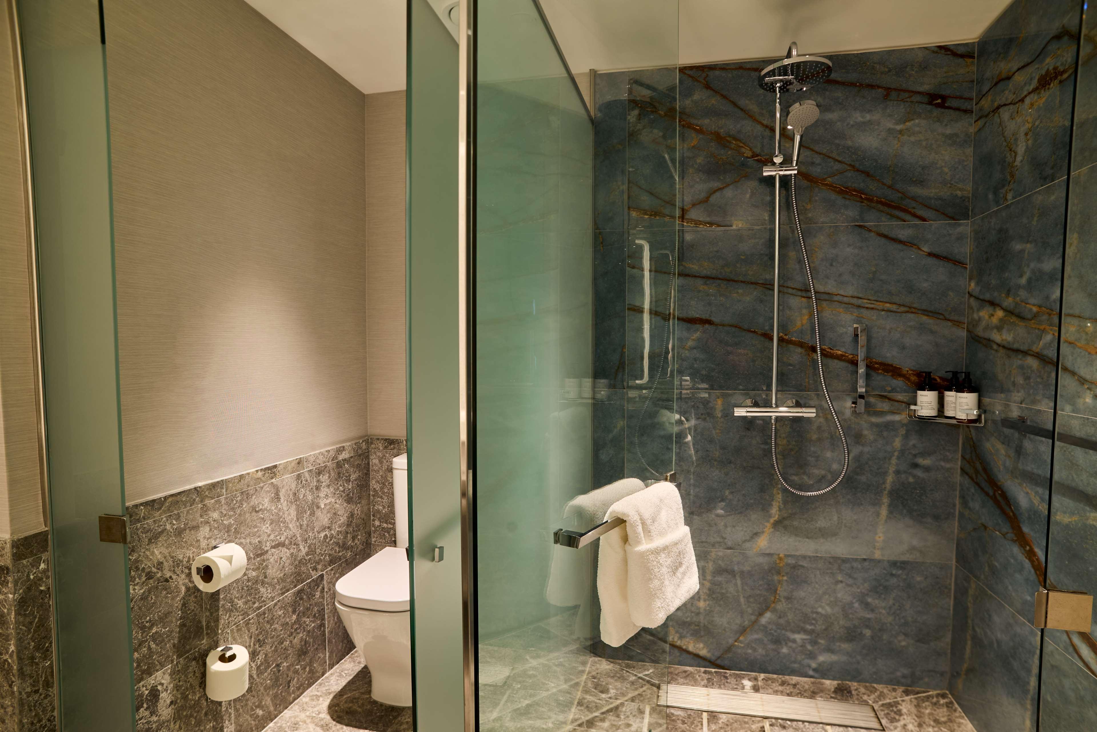 Double Executive Queen Bed