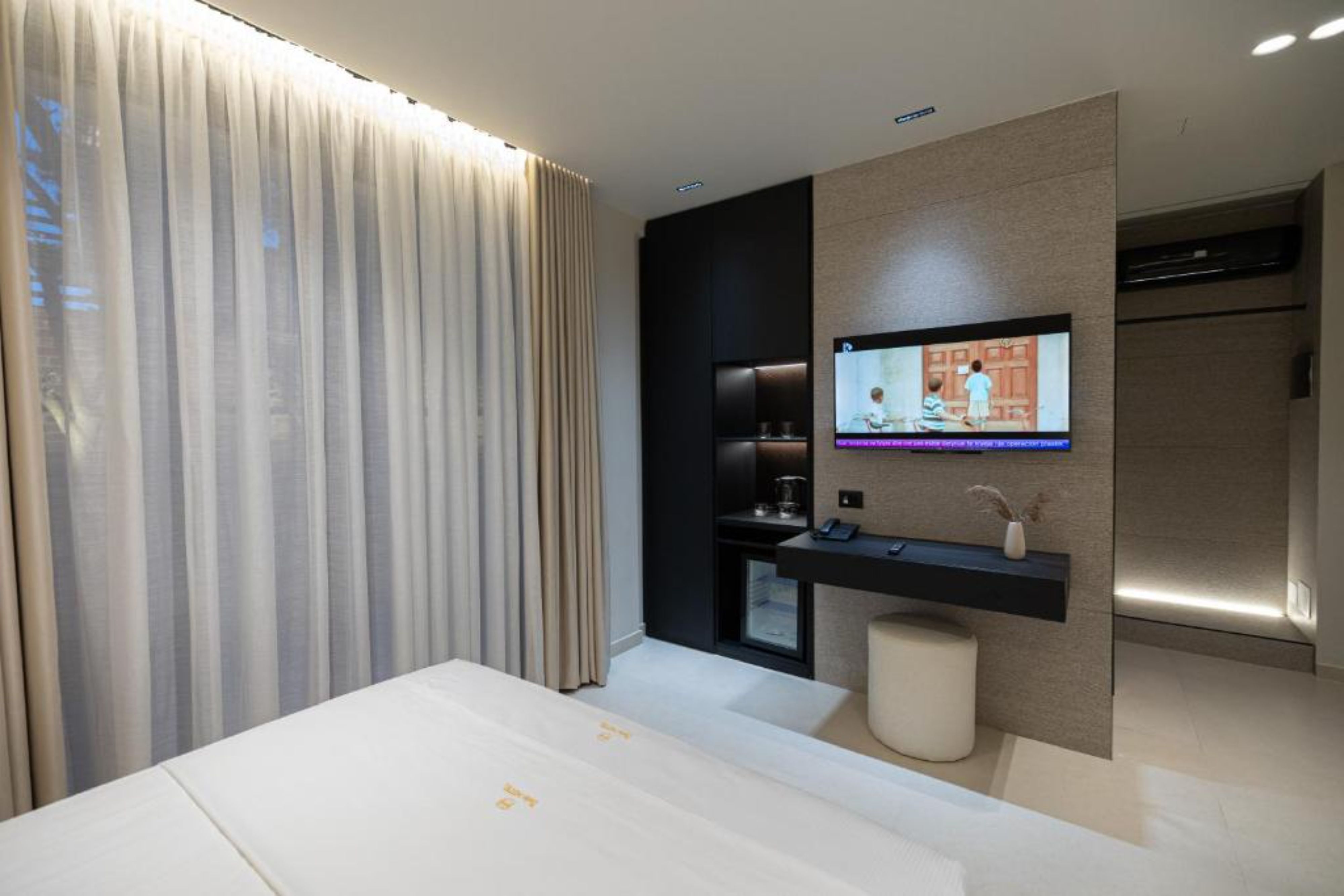 Double Deluxe One Bed