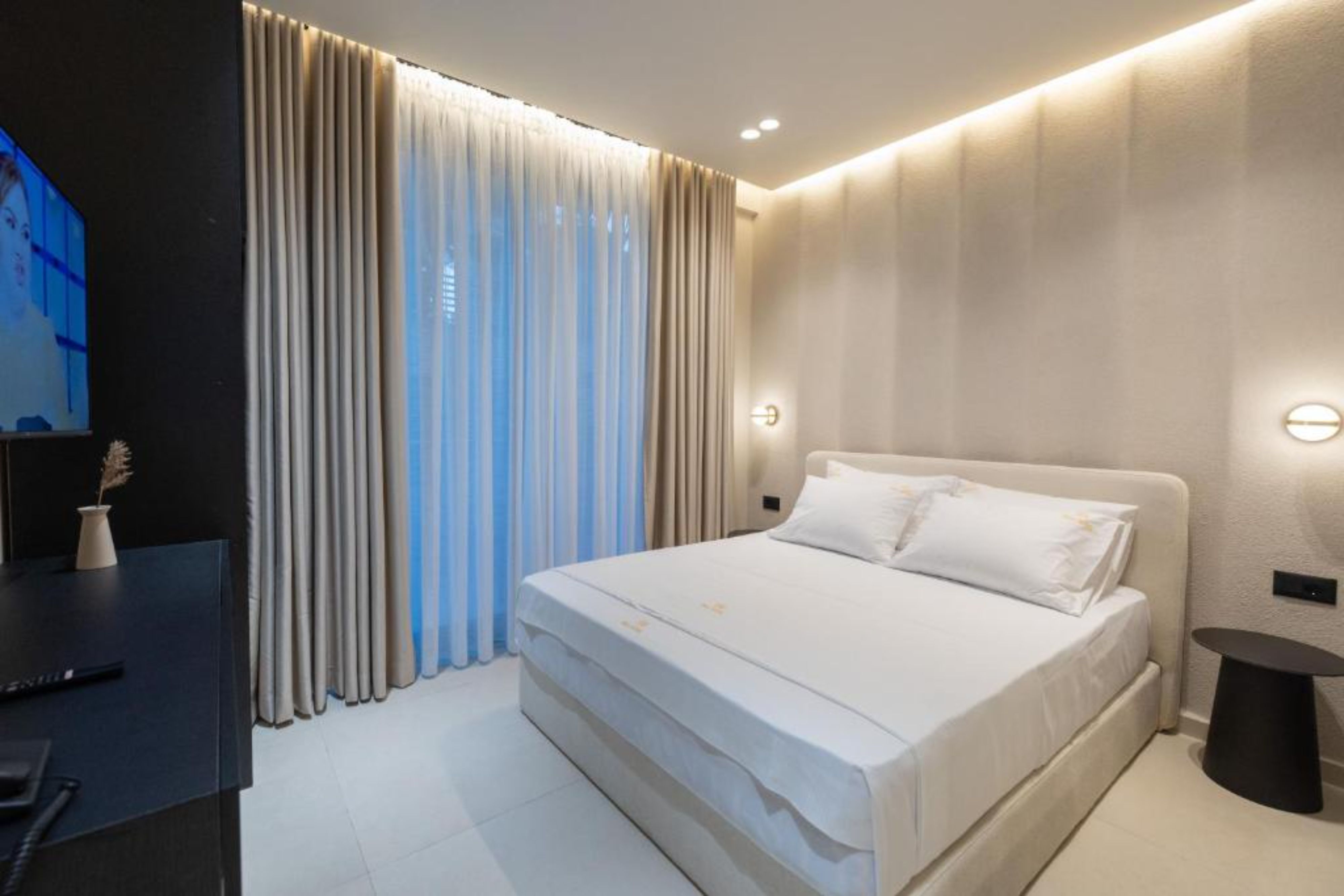 Double Deluxe One Bed