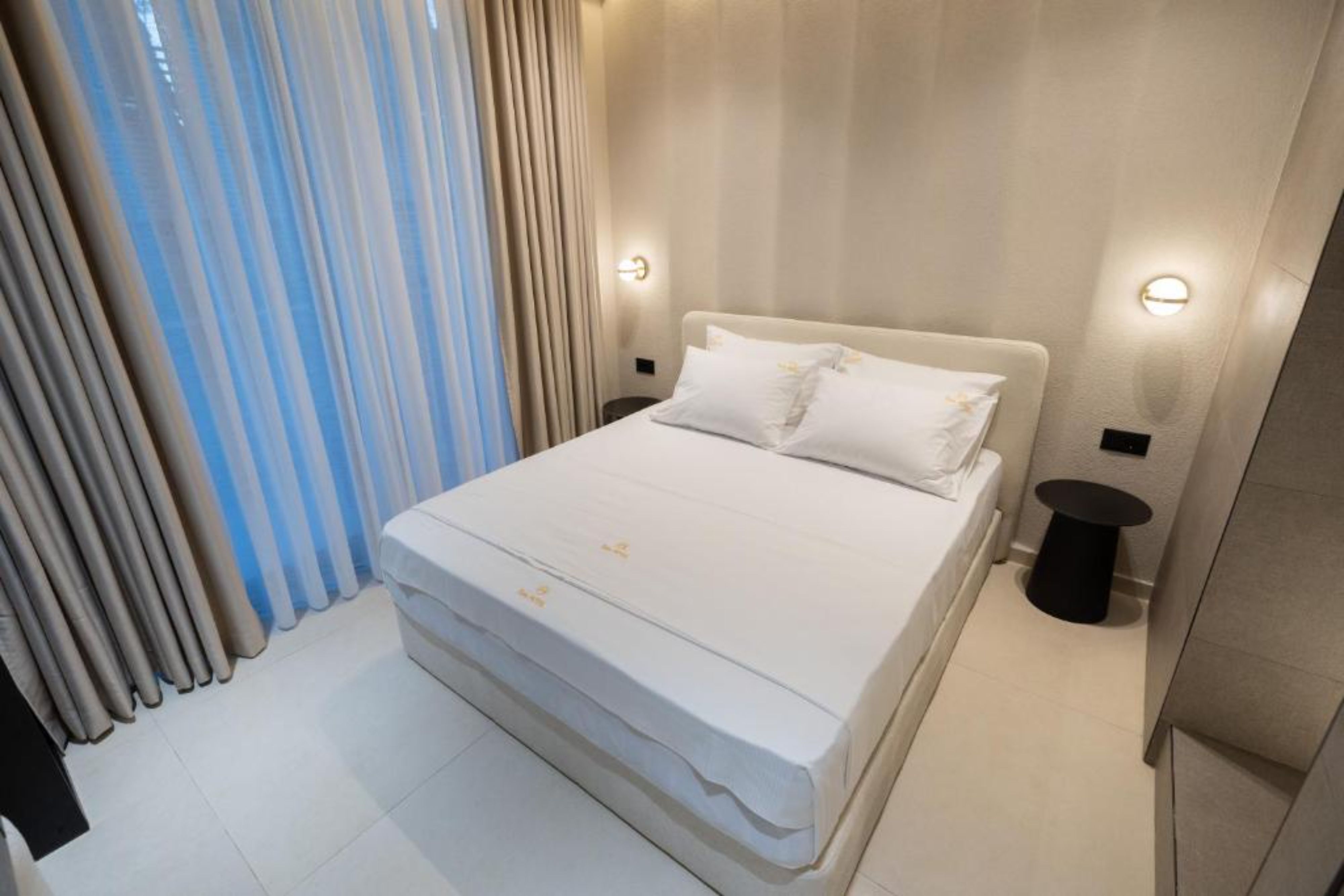 Double Deluxe One Bed