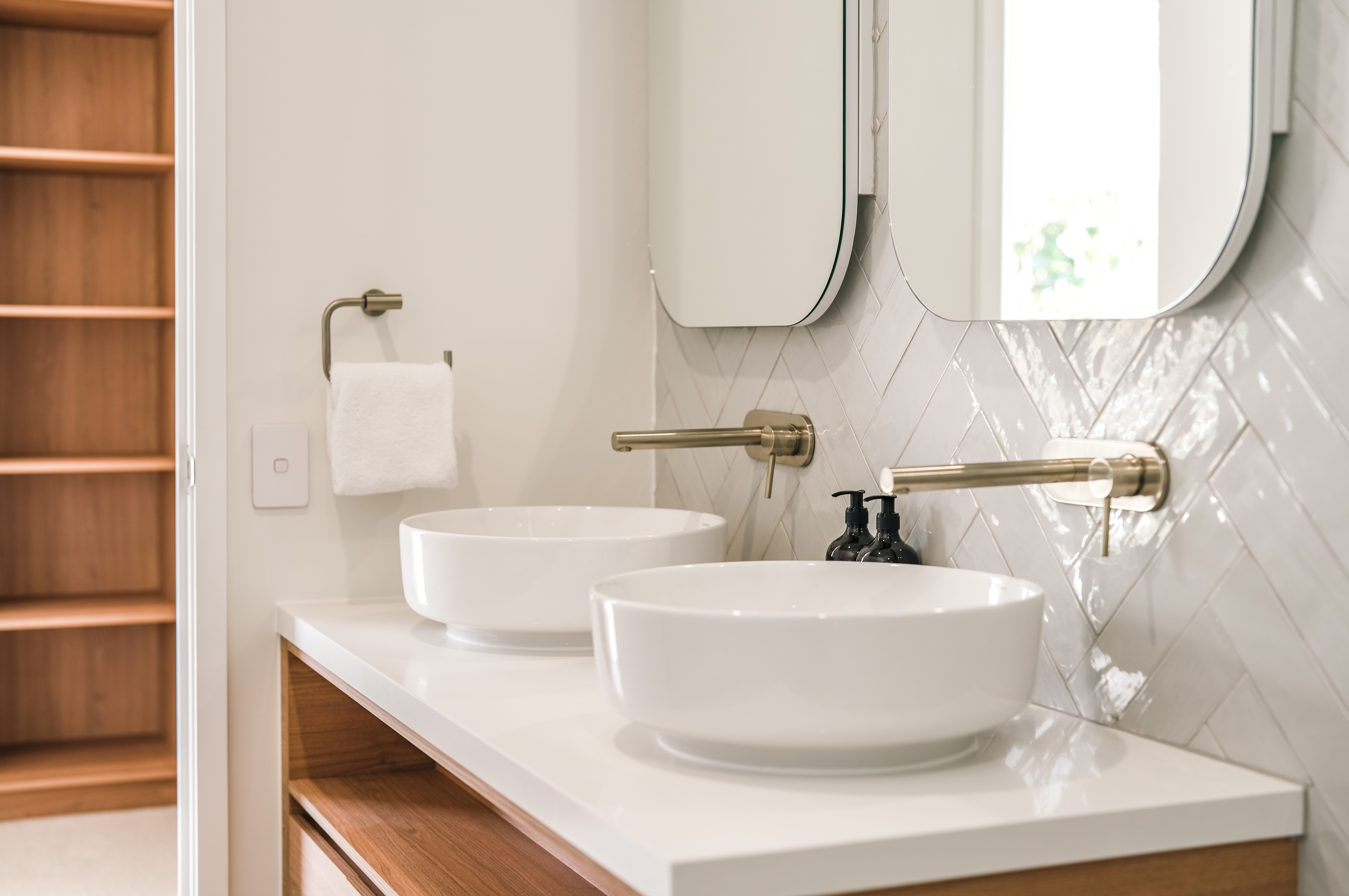 House Five Bedrooms with More Than Three Bathrooms