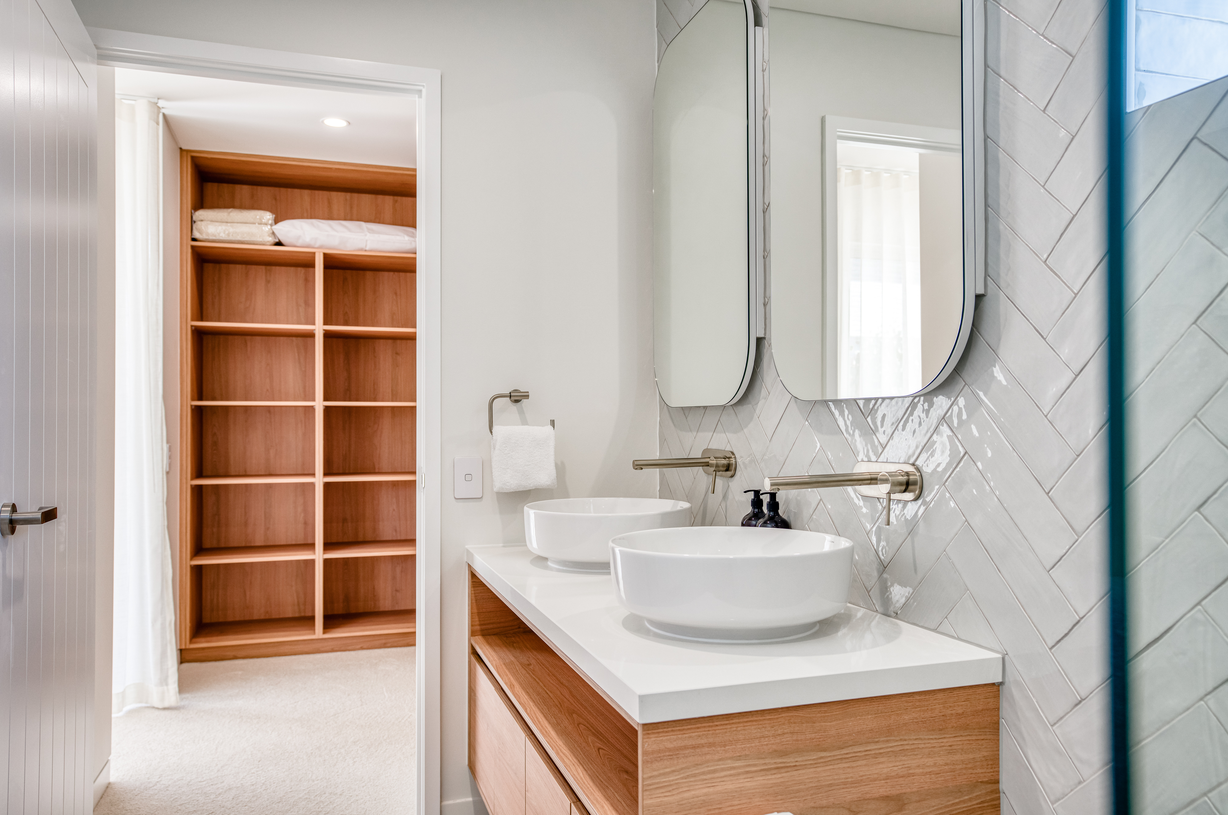 House Five Bedrooms with More Than Three Bathrooms