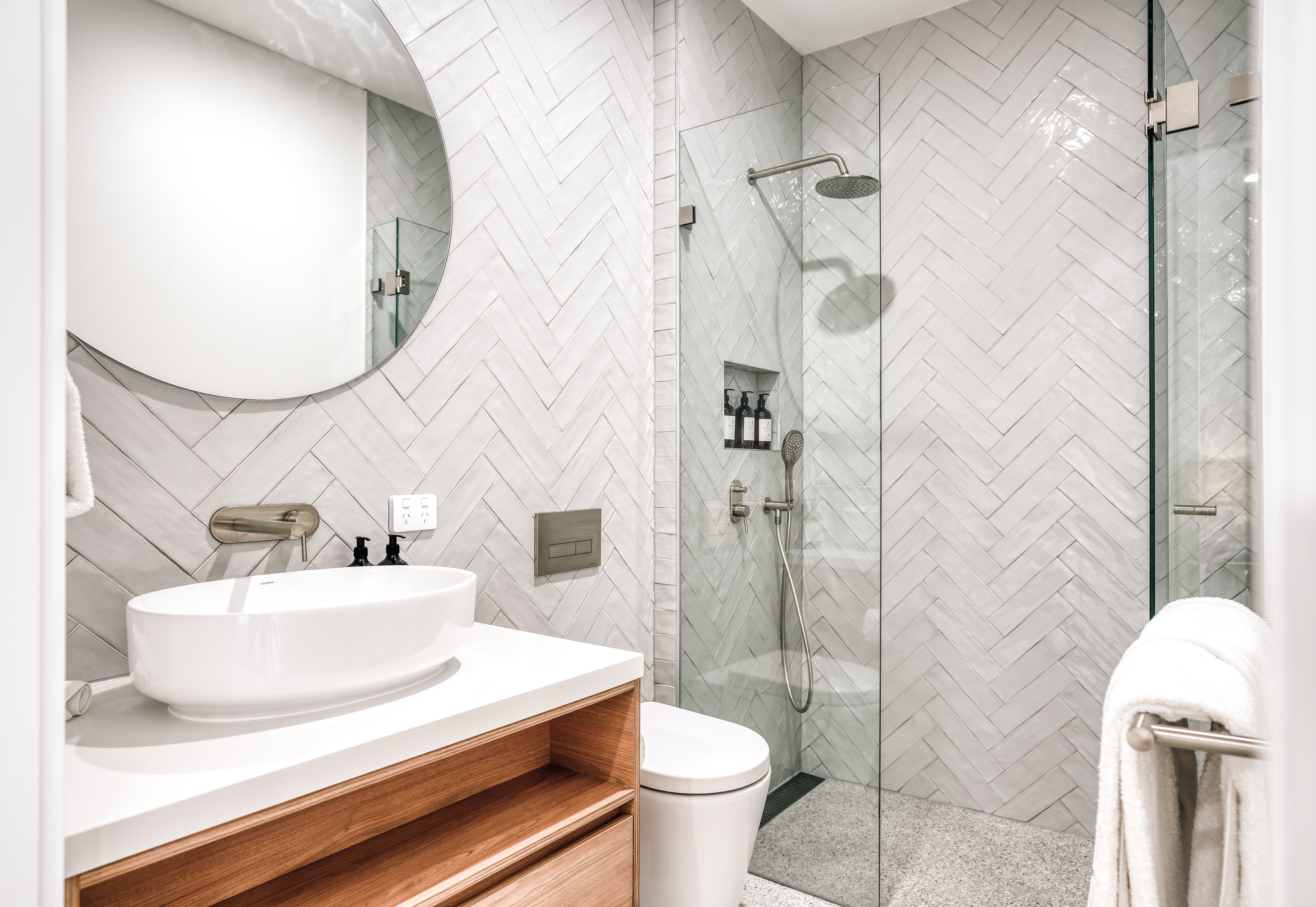 House Five Bedrooms with More Than Three Bathrooms