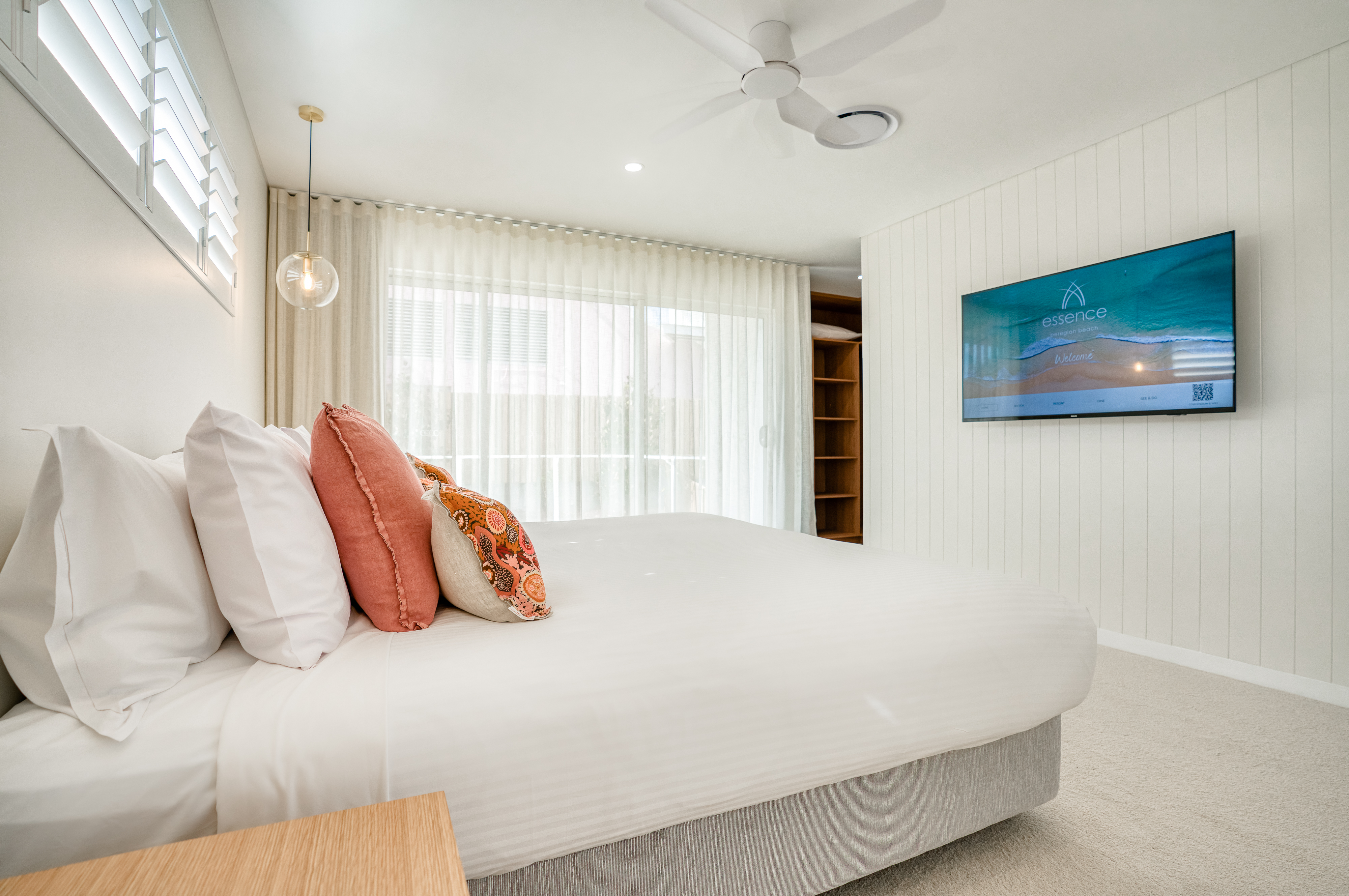 House Five Bedrooms with More Than Three Bathrooms