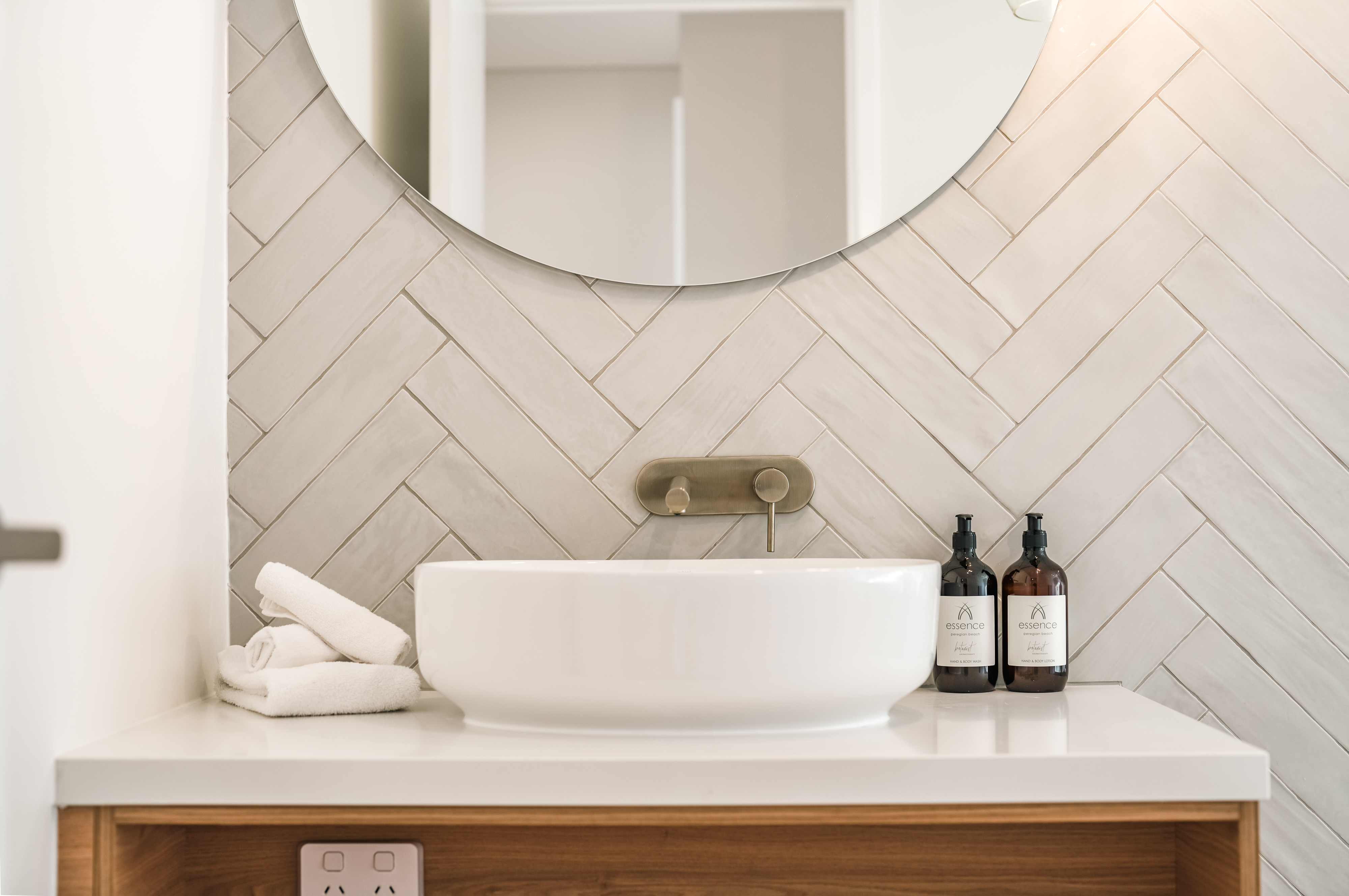 House Five Bedrooms with More Than Three Bathrooms