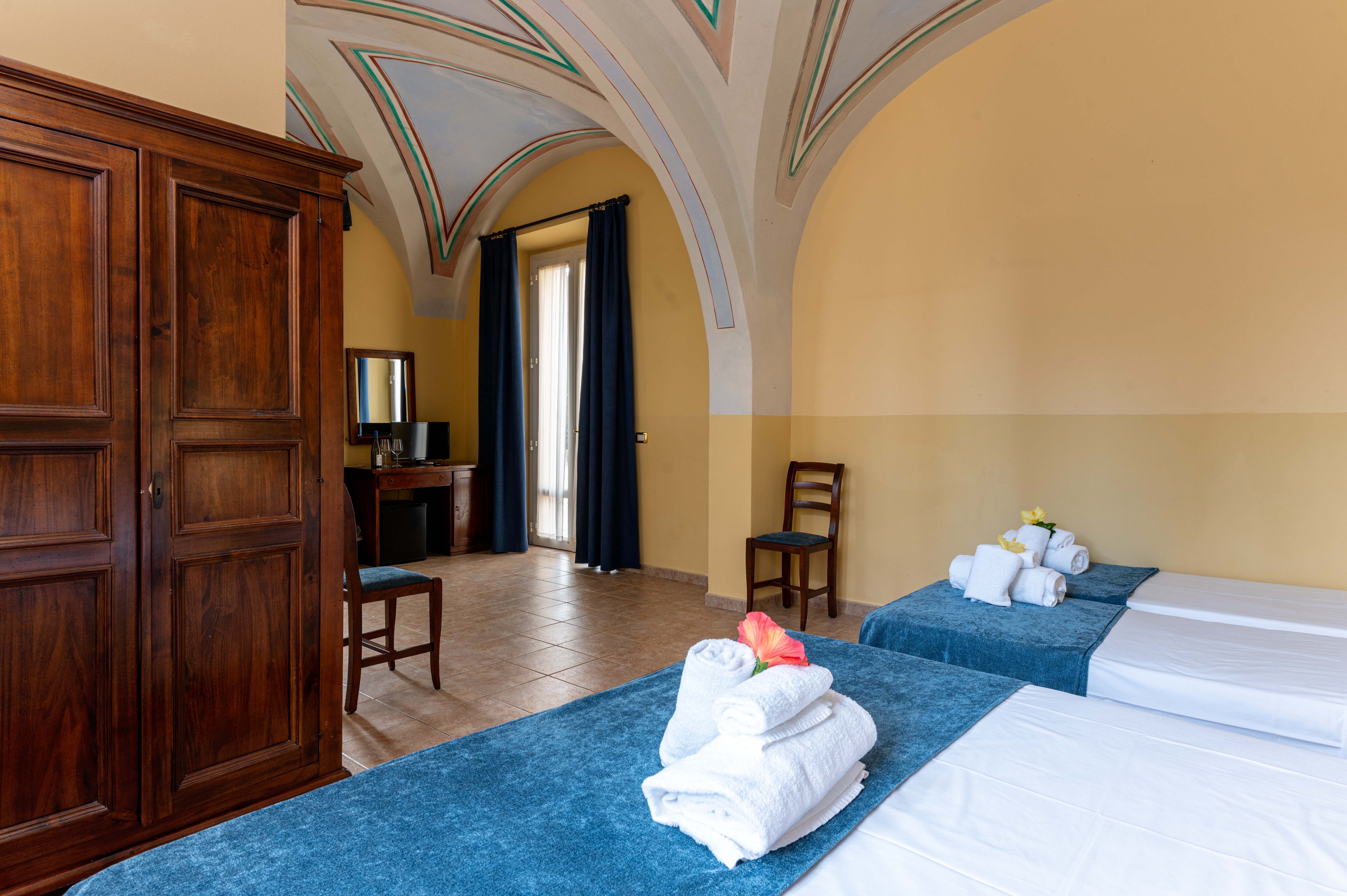 Quadruple Four Bedrooms One Bathroom